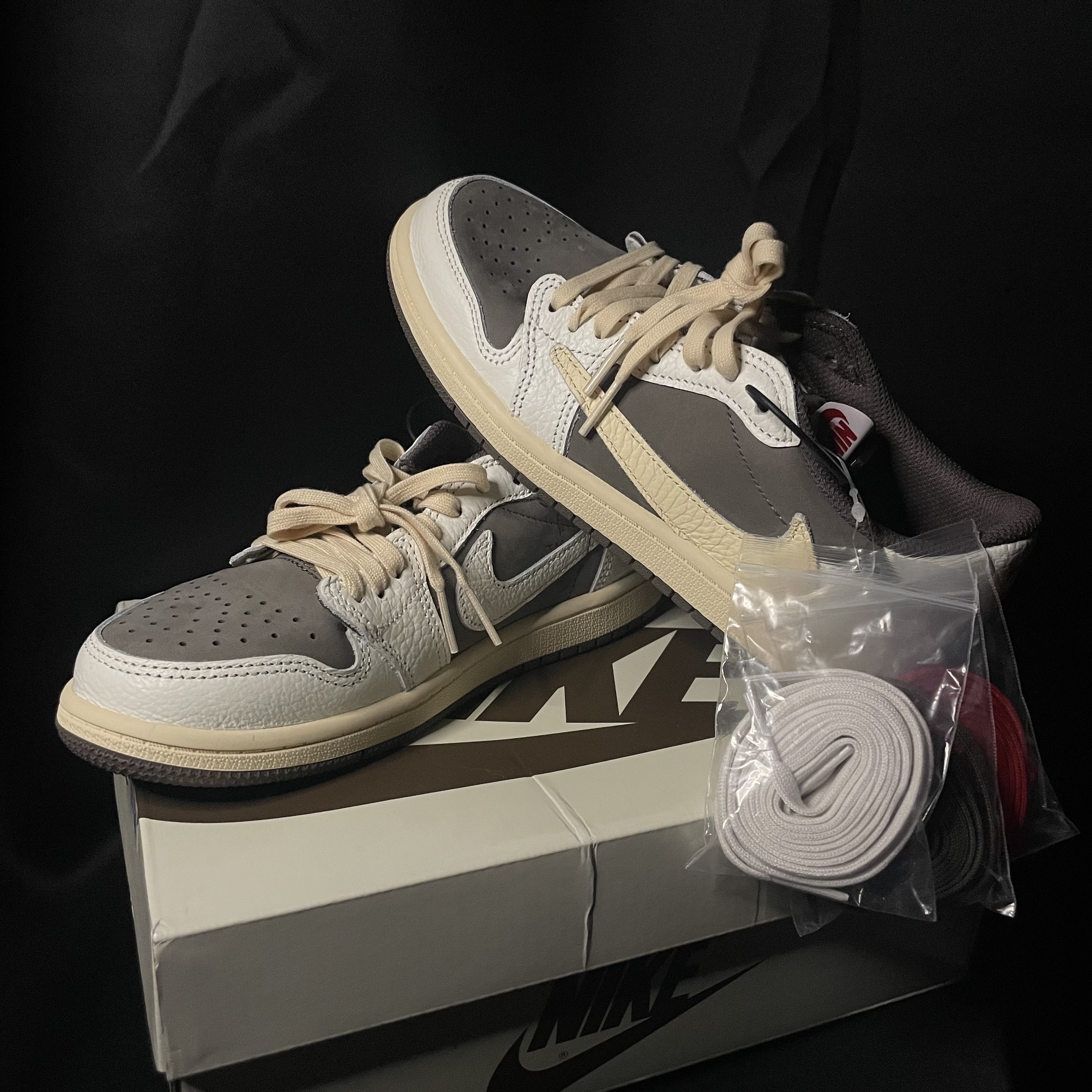 Jordan 1 x Travis Scott Retro Low OG SP Sail and Ridgerock, (PS) Jordan 1 x Travis Scott Retro Low OG SP Sail and Ridgerock 착용 스타일 - 1