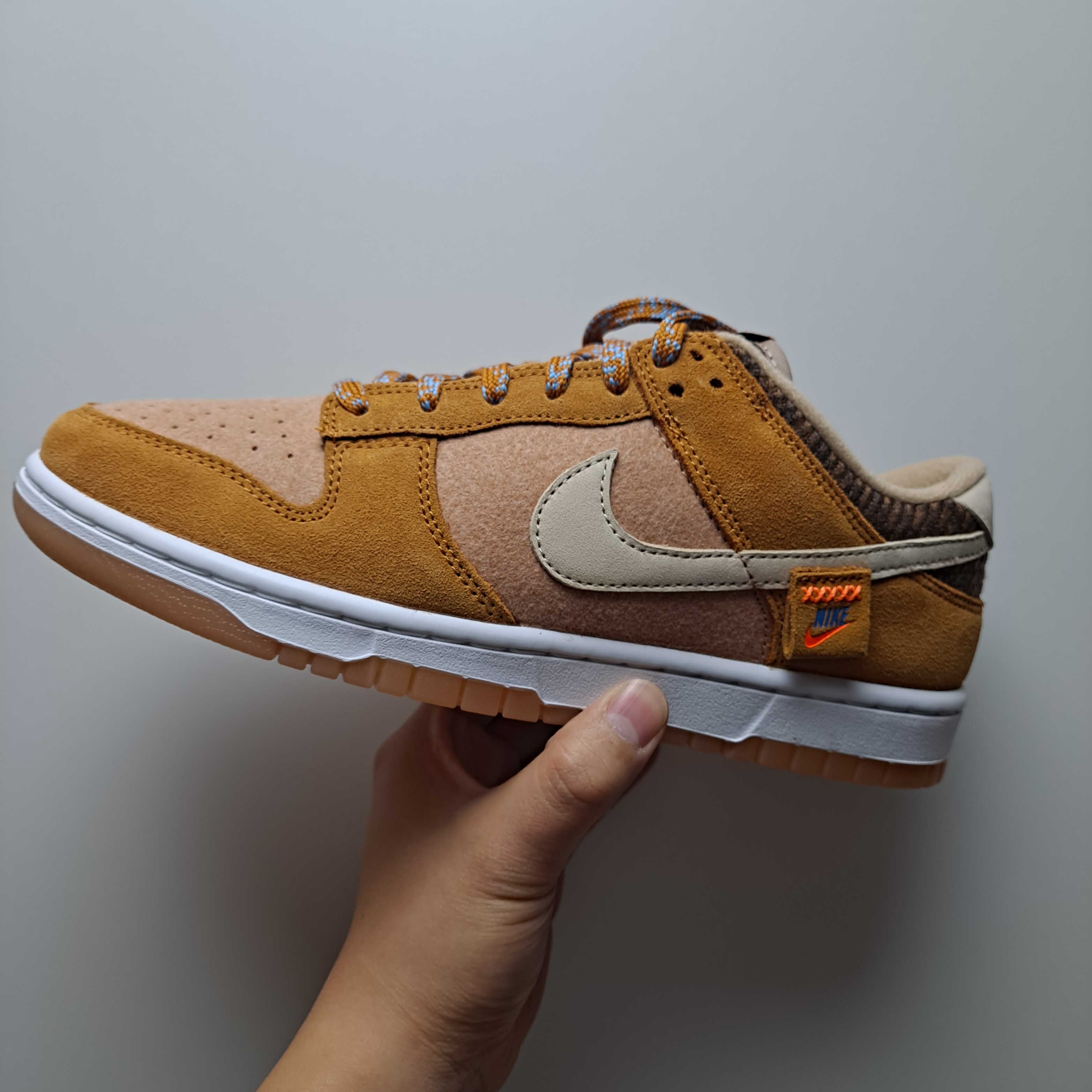 Nike Dunk Low SE Praline Desert Ochre 착용 스타일