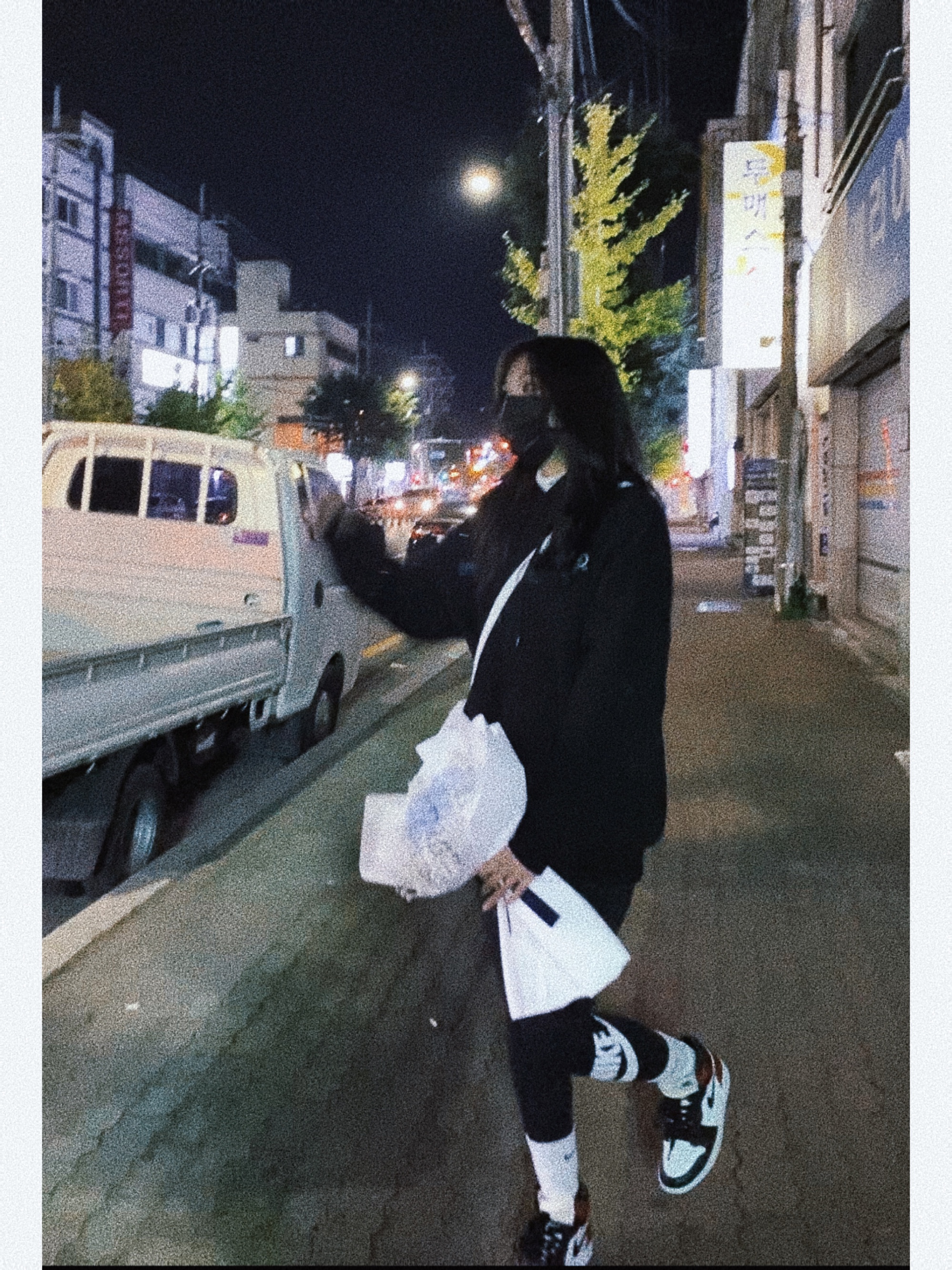 (W) Jordan 1 Retro High Satin Black Toe, Telfar Small Shopping Bag White 착용 스타일 - 1