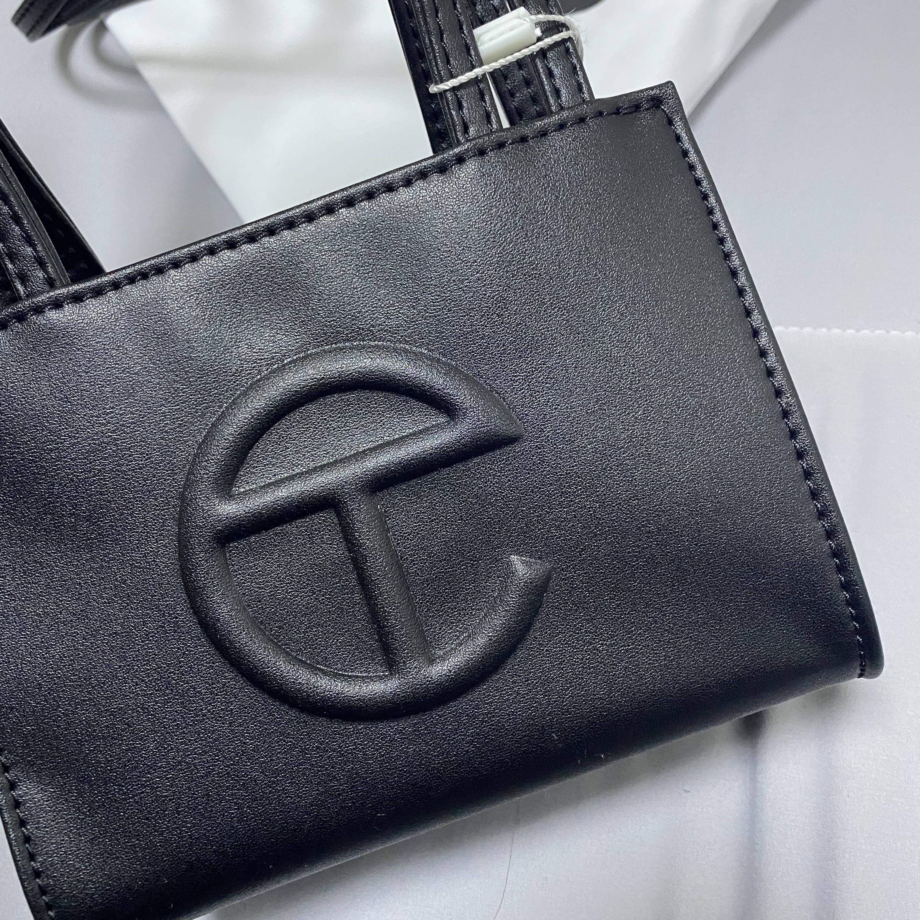 Telfar Small Shopping Bag Black 착용 스타일
