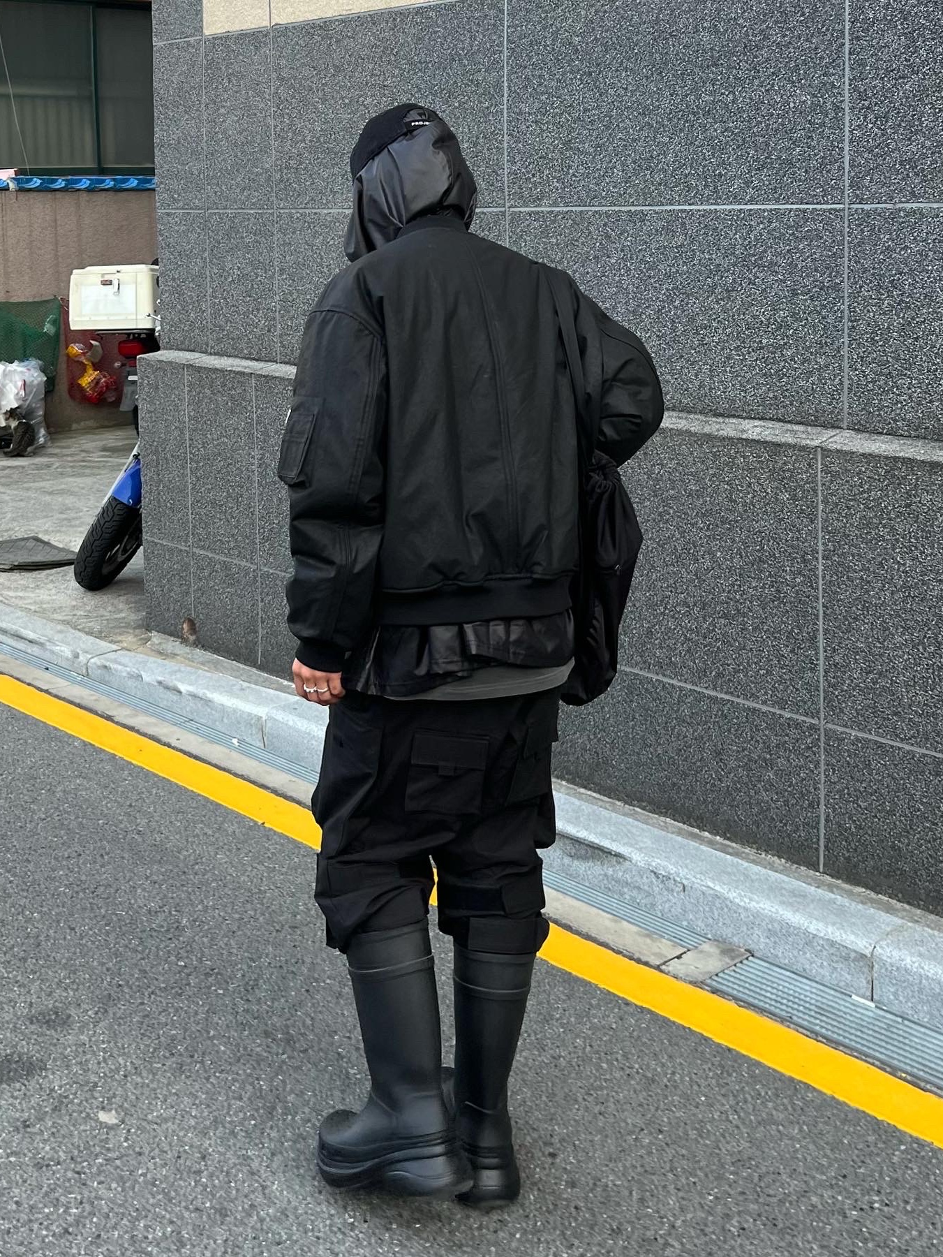 Balenciaga x Crocs Rubber Boot Black 착용 스타일 - 2