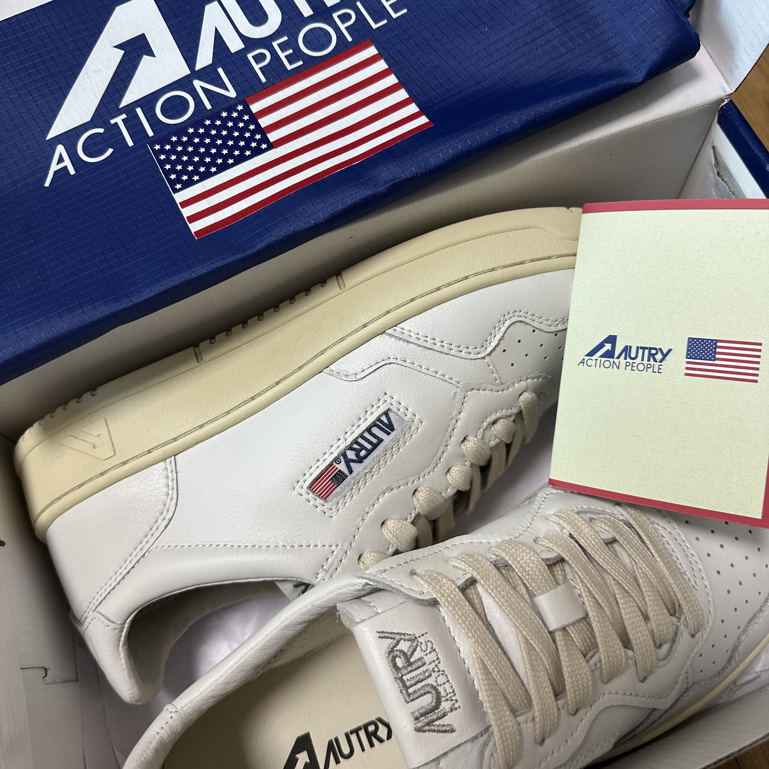Autry Medalist Low Leather Sneakers White 착용 스타일