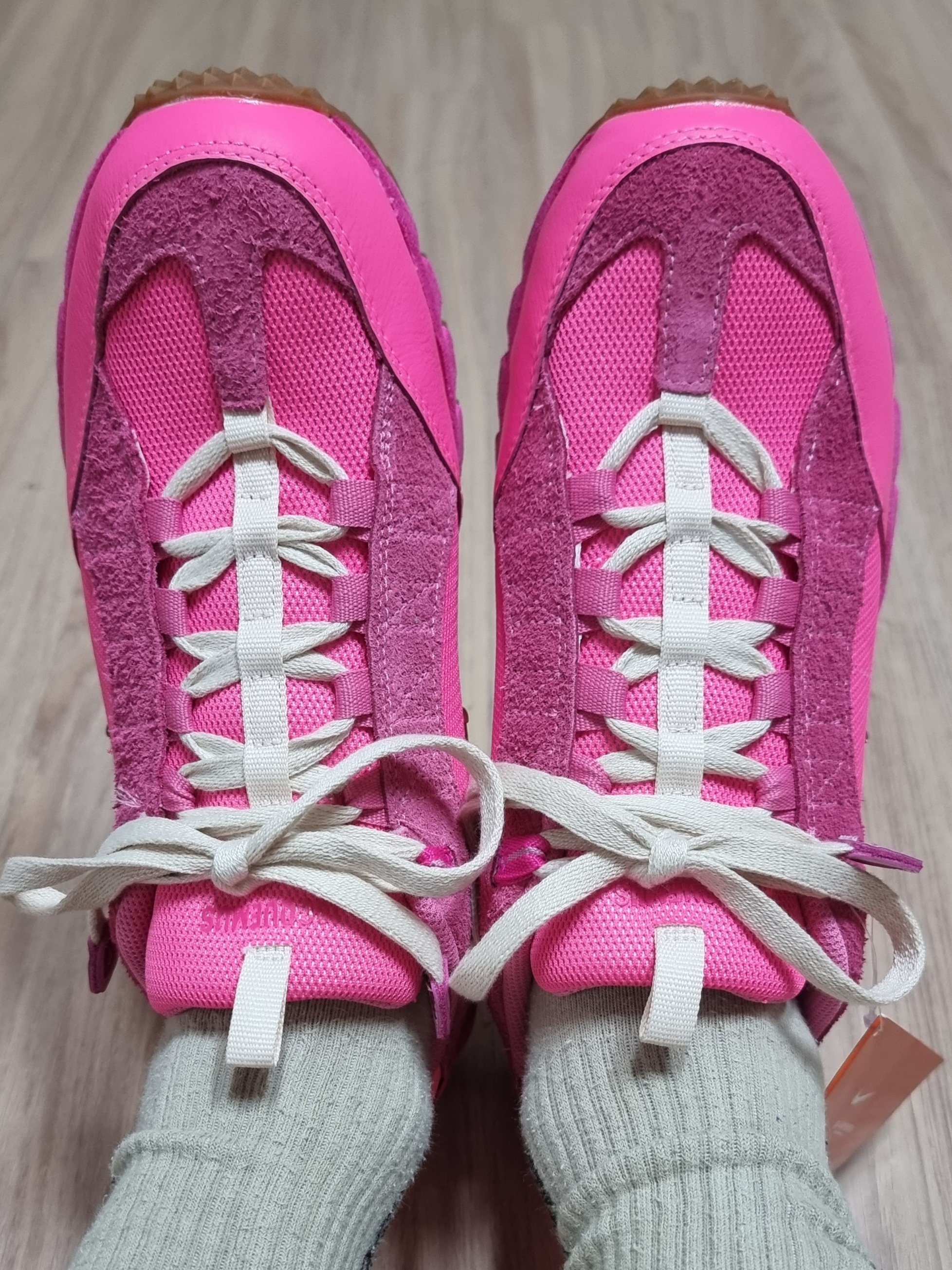 Nike x Jacquemus Air Humara LX Pink Flash 착용 스타일 - 3