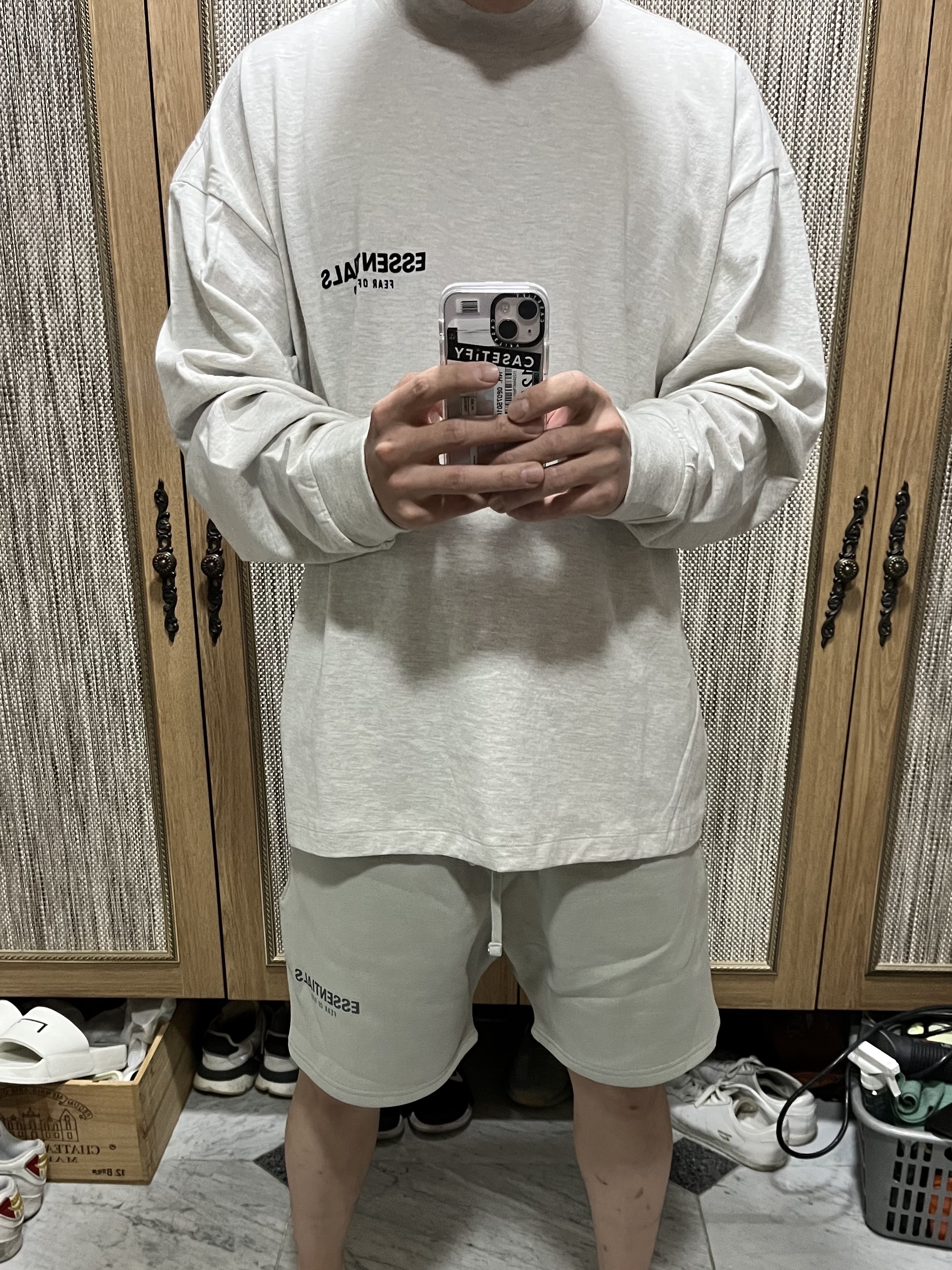 Essentials The Core Collection Long Sleeve T-Shirt Light Oatmeal 착용 스타일