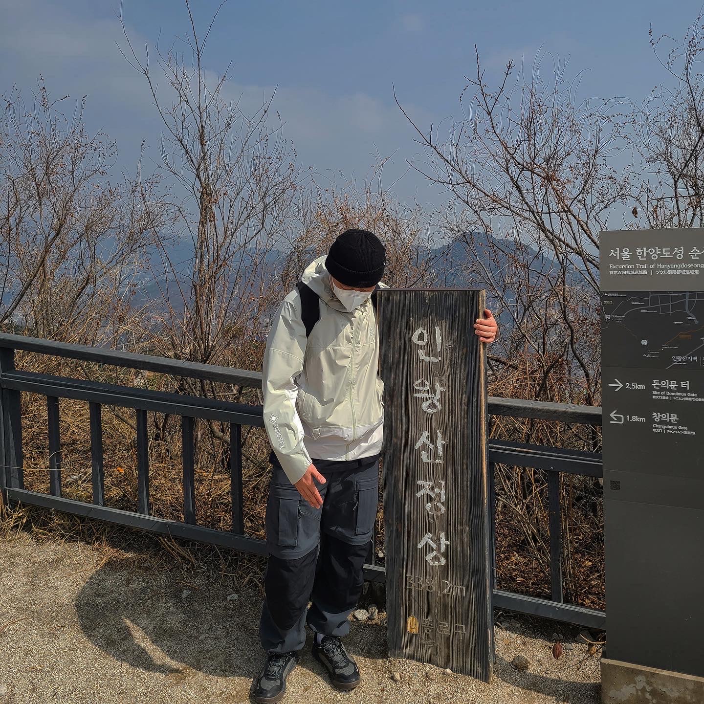 Nike ACG Small Logo Beanie Black, Nike ACG Storm-Fit ADV Chain of Craters Jacket Light Stone - Asia 착용 스타일