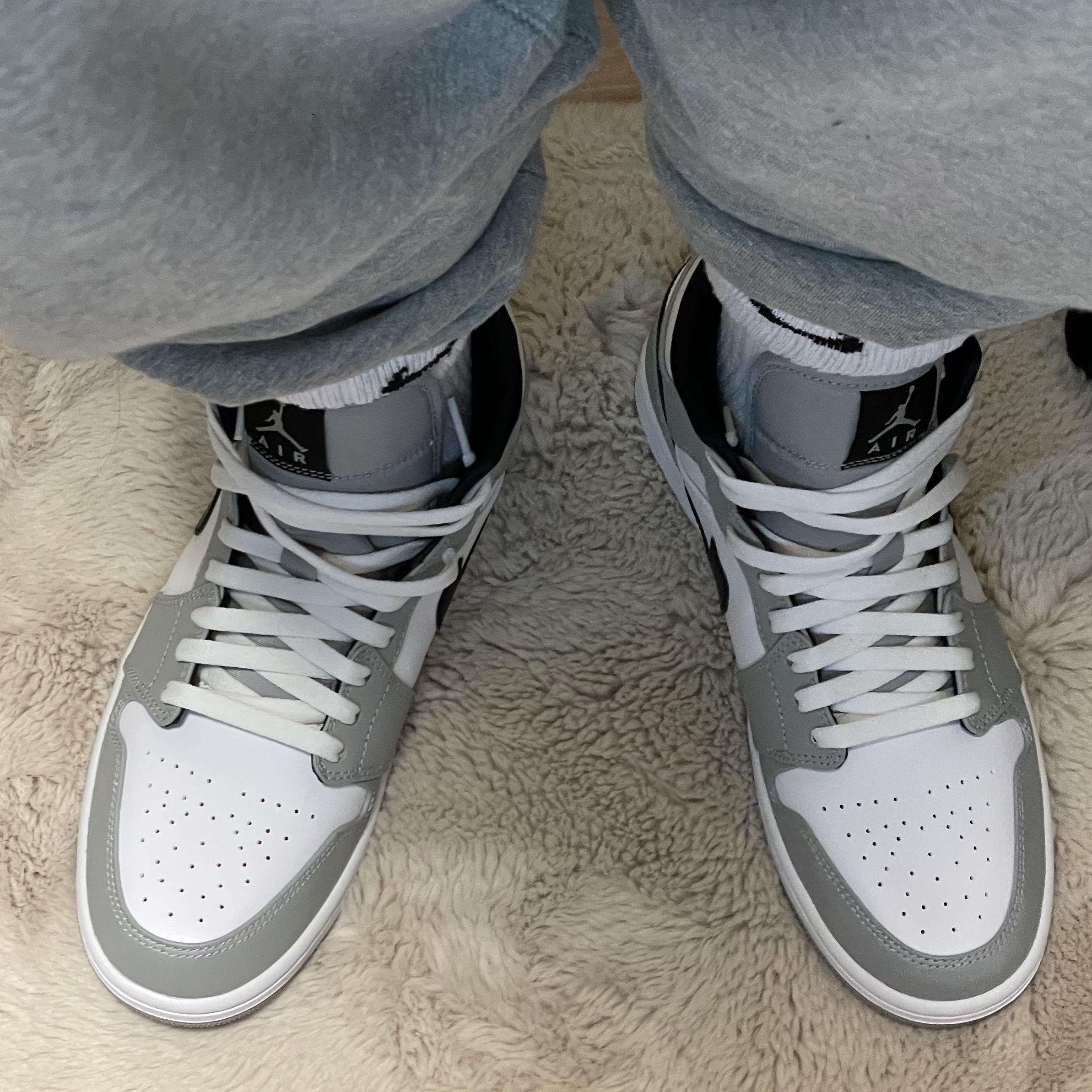 Jordan 1 Mid Light Smoke Grey 착용 스타일 - 2