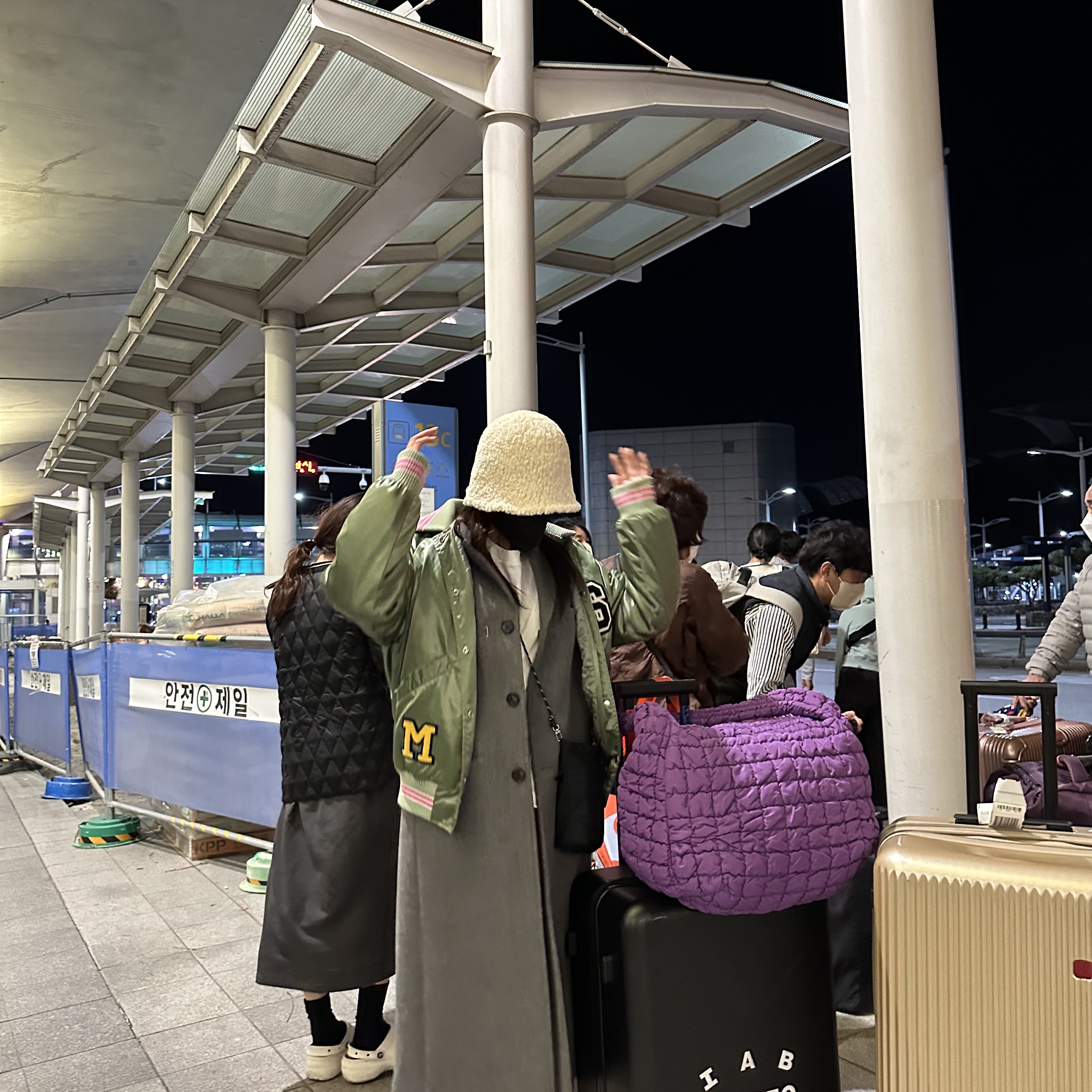 COS Quilted Oversized Shoulder Bag Purple 착용 스타일 - 3