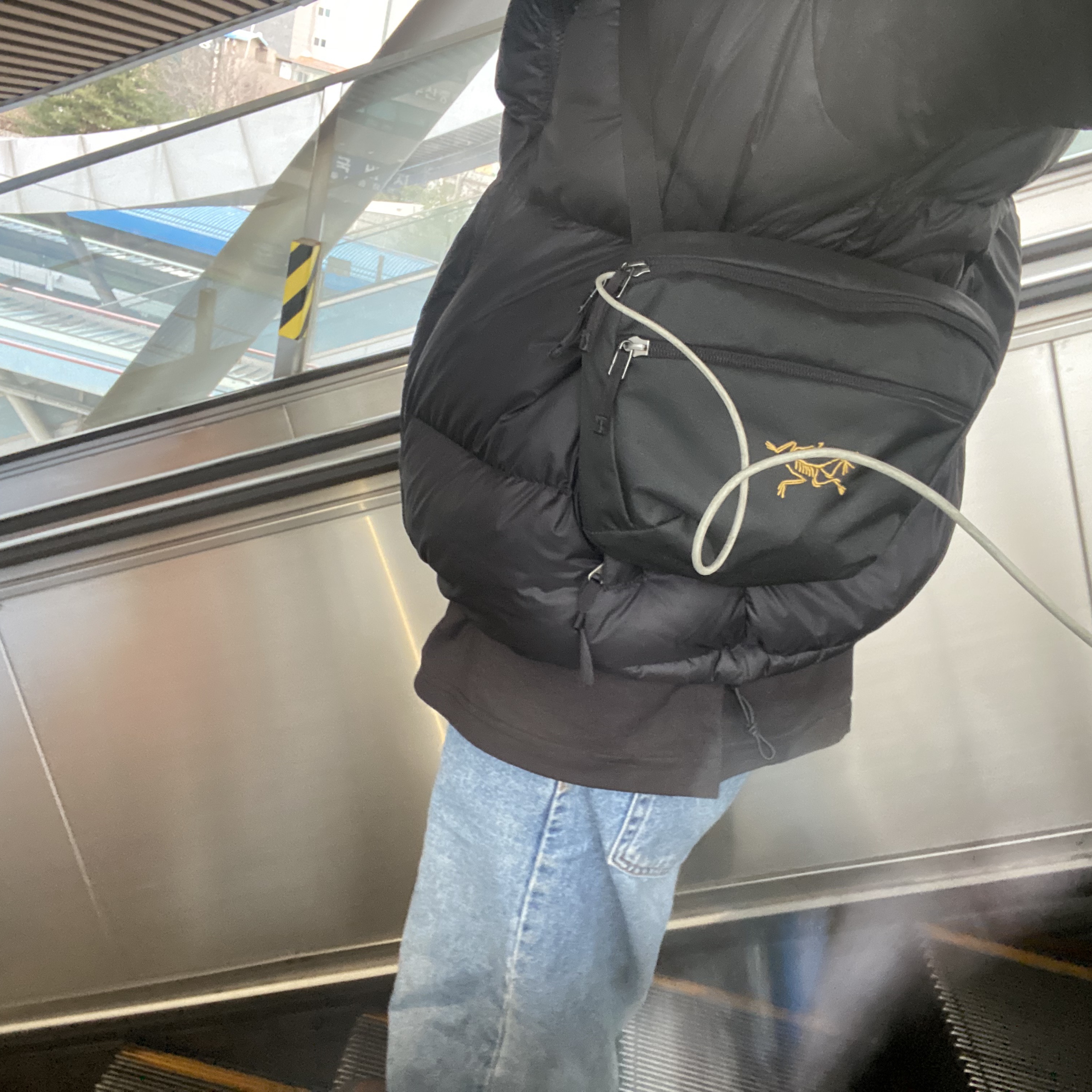 Arc'teryx Mantis 2 Waistpack 24K Black 착용 스타일