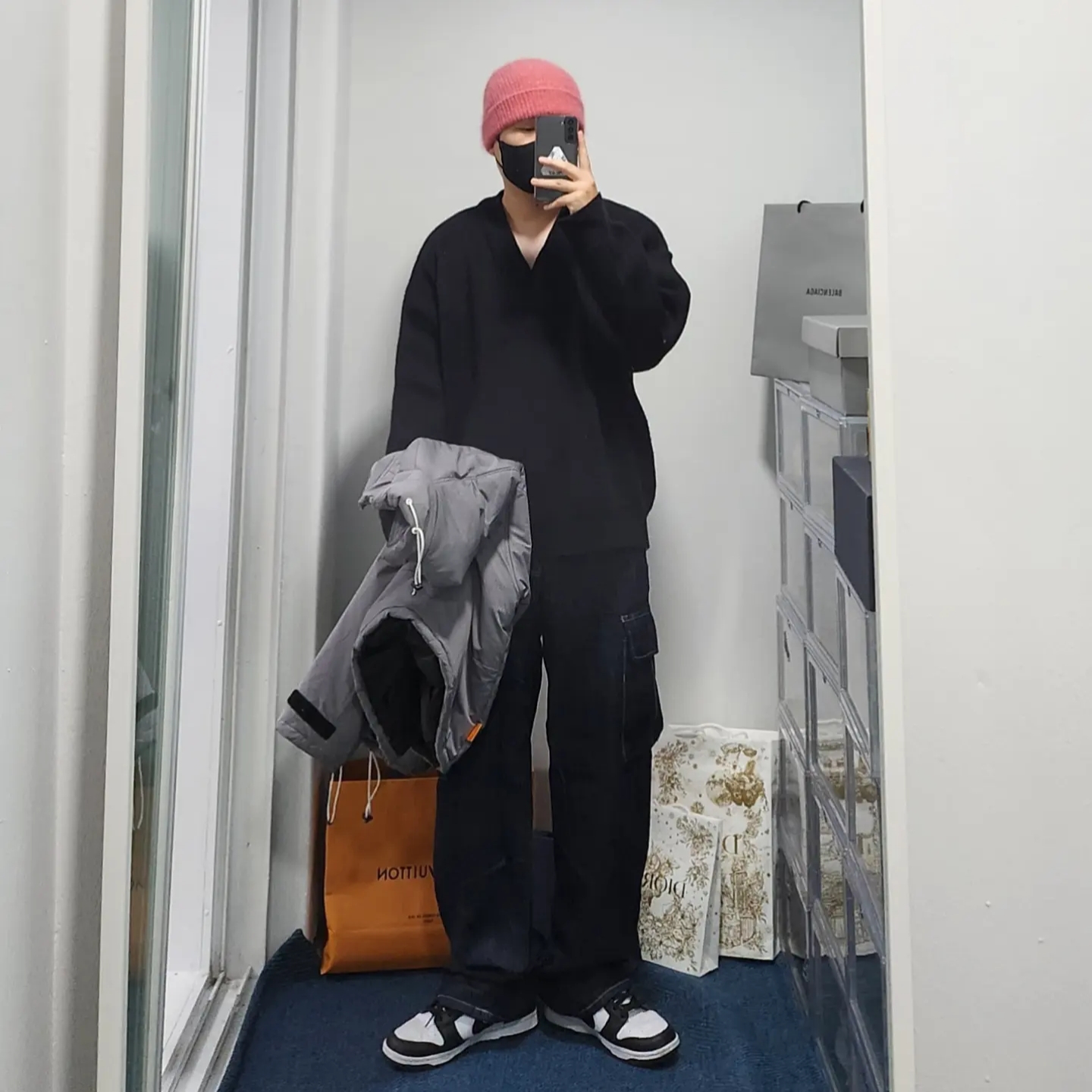 Nike Dunk Low Retro Black, Jordan 1 x Travis Scott x Fragment Retro Low OG SP Military Blue 착용 스타일 - 2