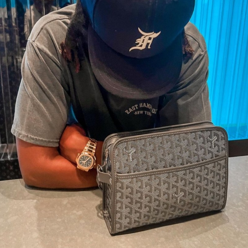 Goyard Jouvence GM Toilet Bag Grey, Goyard Sesame Strap Keyring Grey 착용 스타일