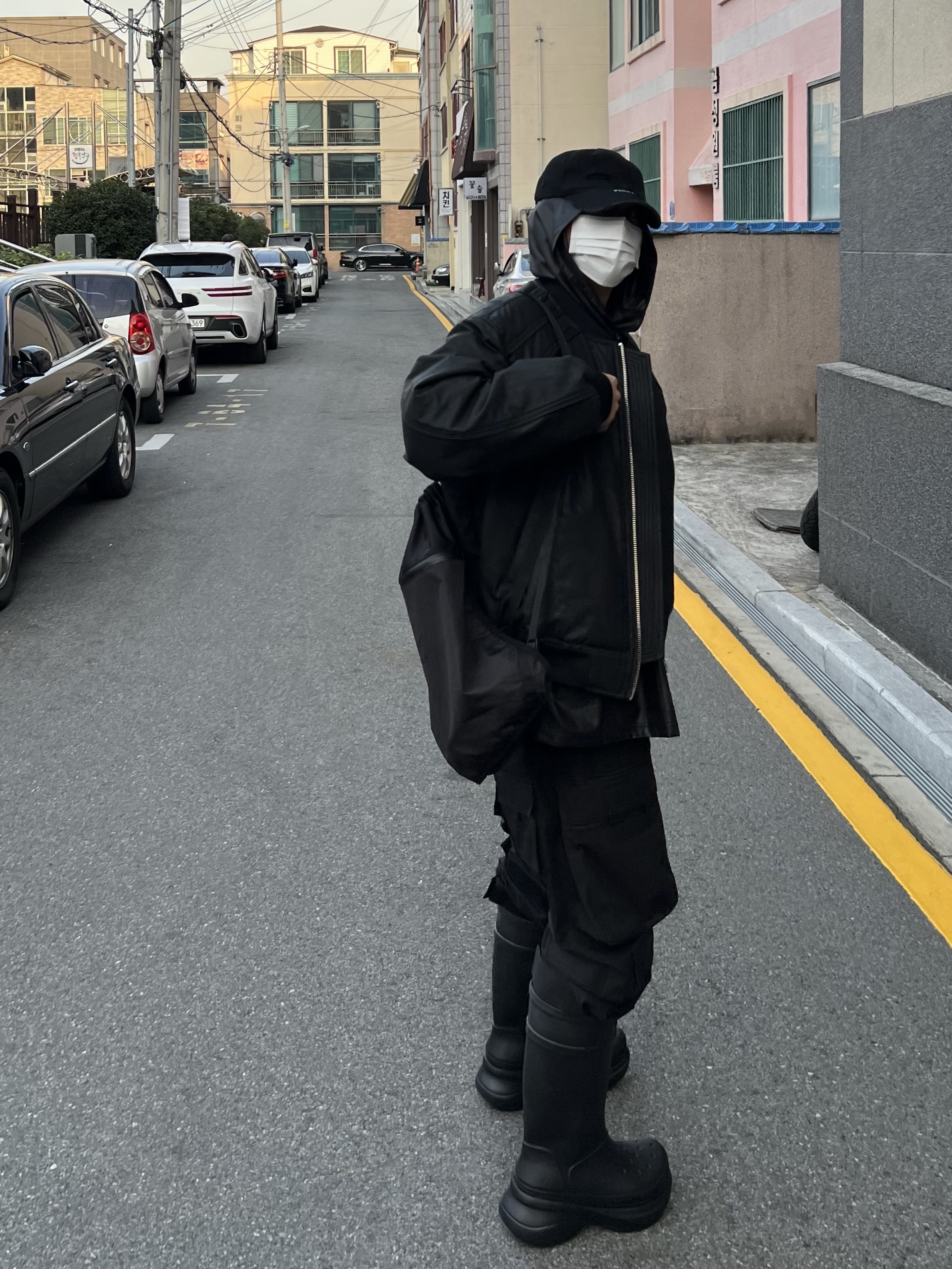 Balenciaga x Crocs Rubber Boot Black 착용 스타일 - 1
