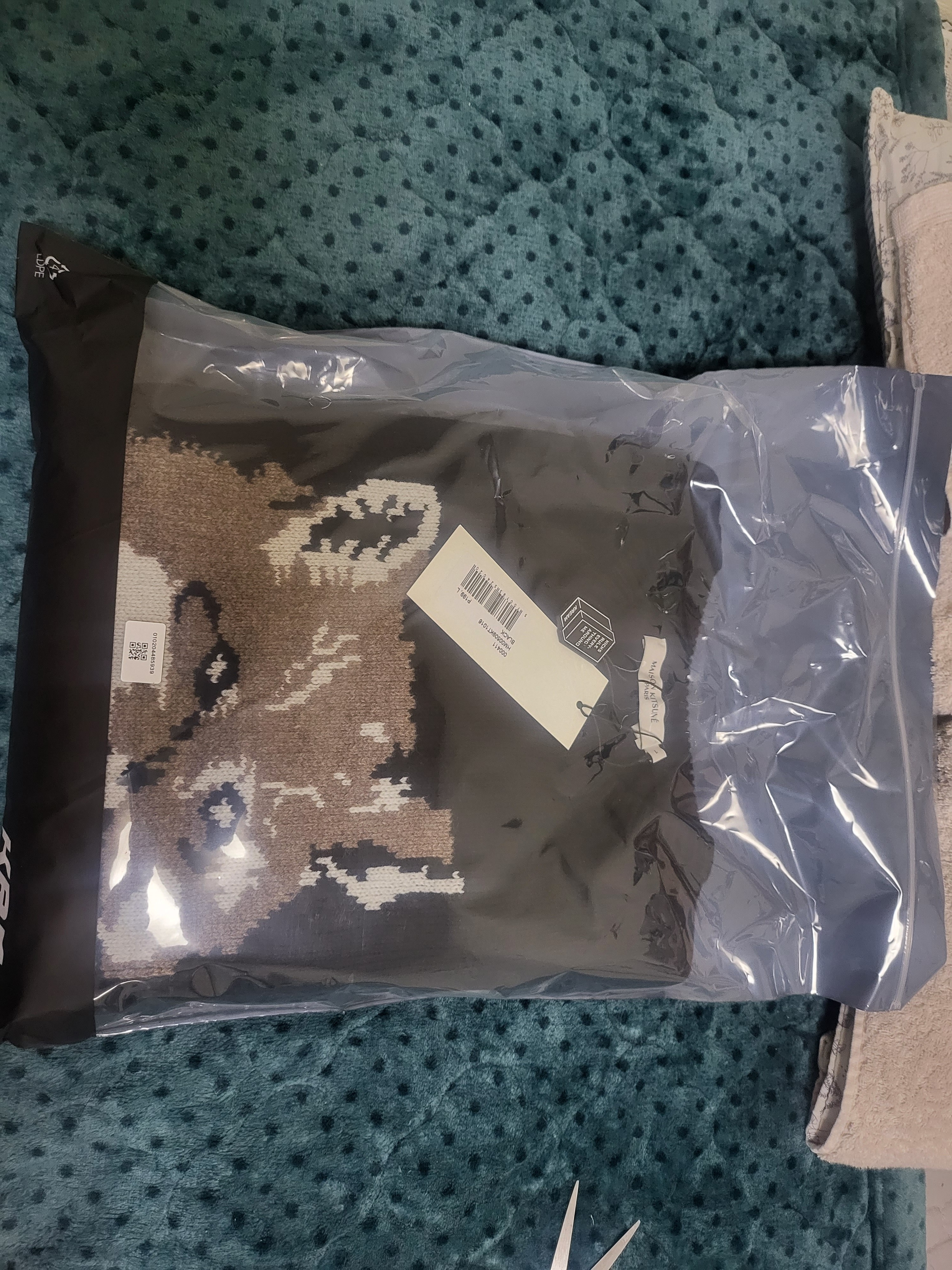 Maison Kitsune Big Fox Head Pullover Knit Black 착용 스타일