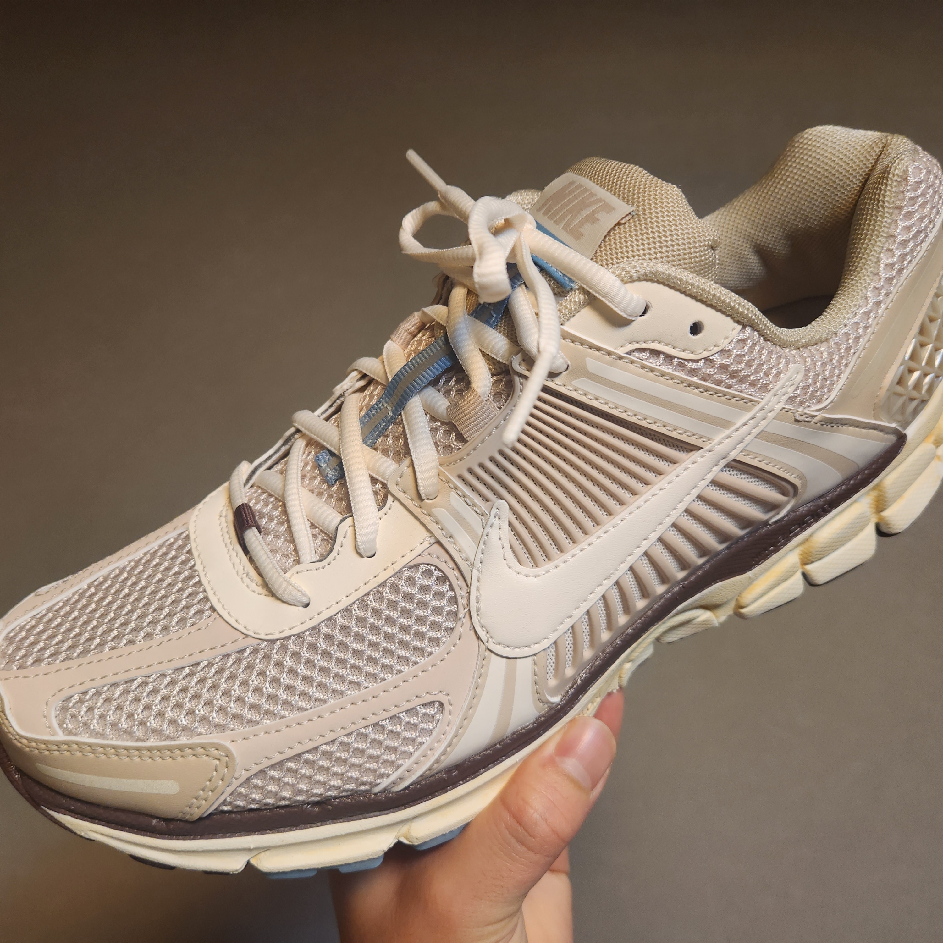 (W) Nike Zoom Vomero 5 Oatmeal 착용 스타일