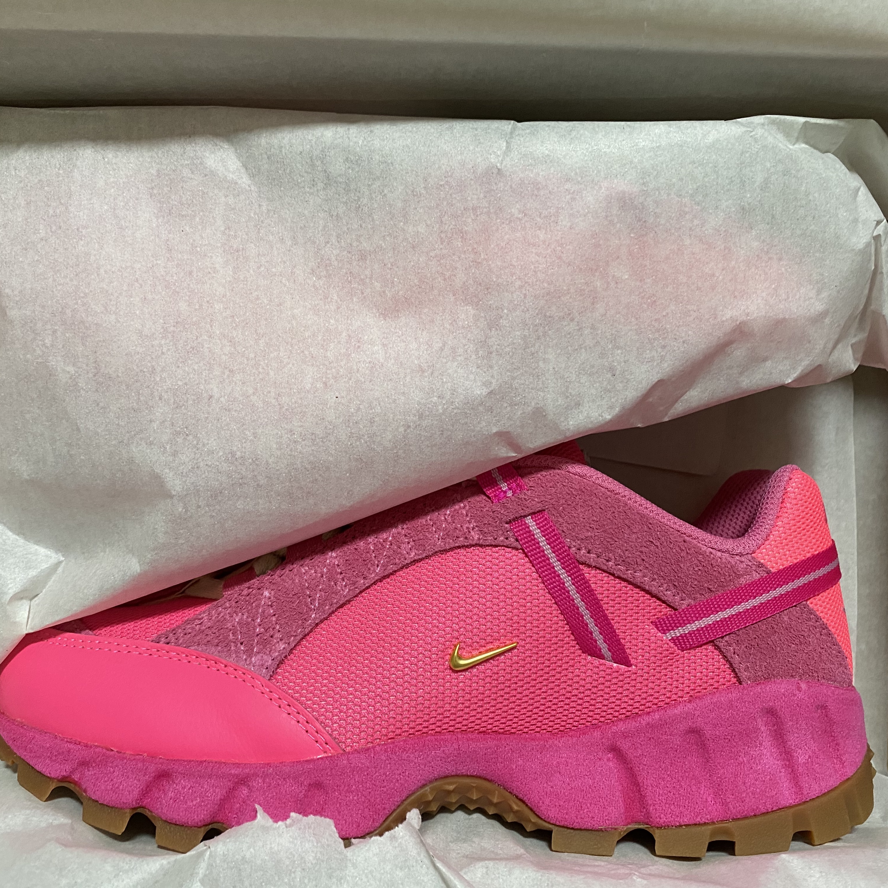 Nike x Jacquemus Air Humara LX Pink Flash 착용 스타일 - 3