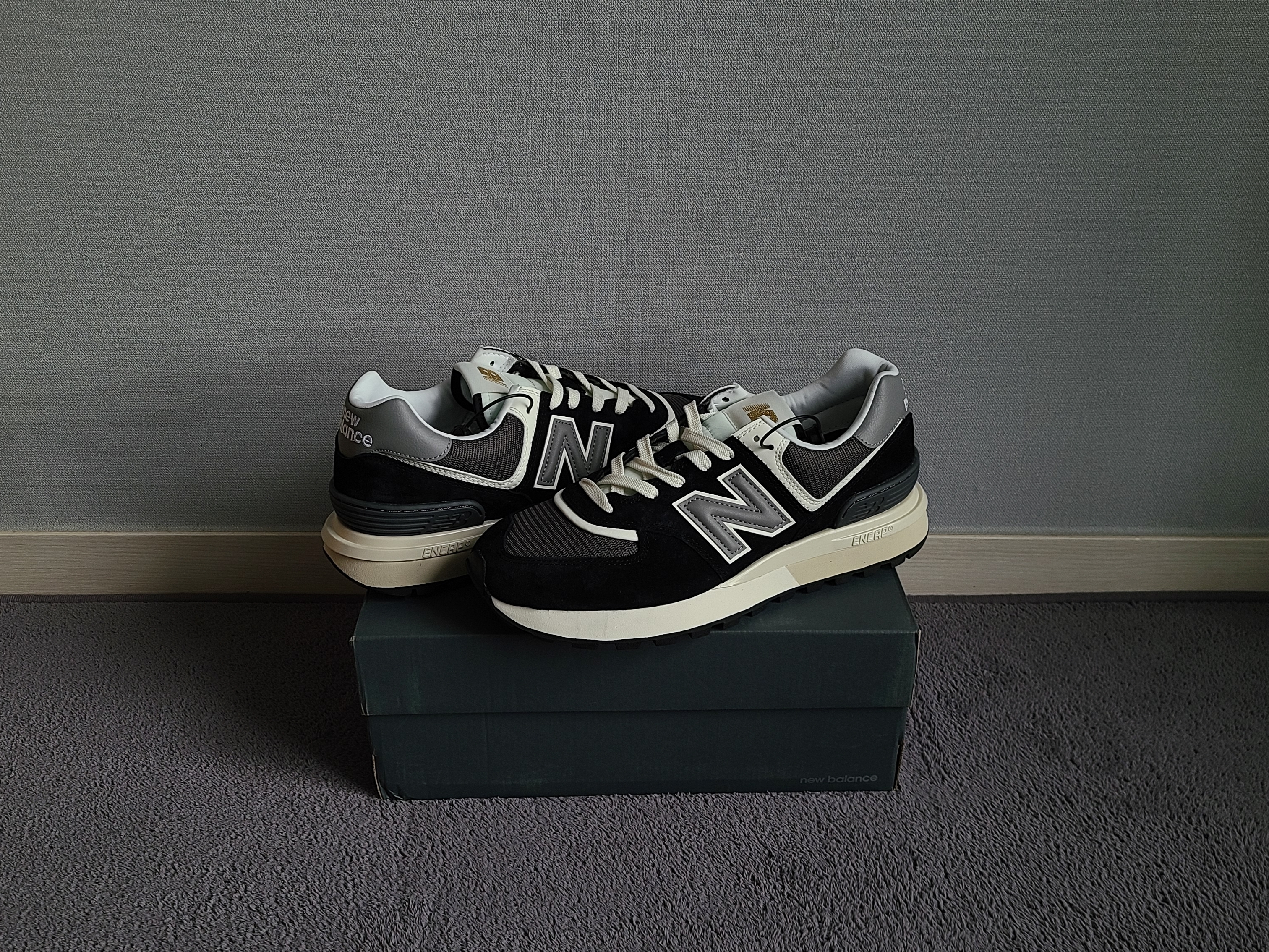New Balance 574 Legacy Black 착용 스타일 - 1