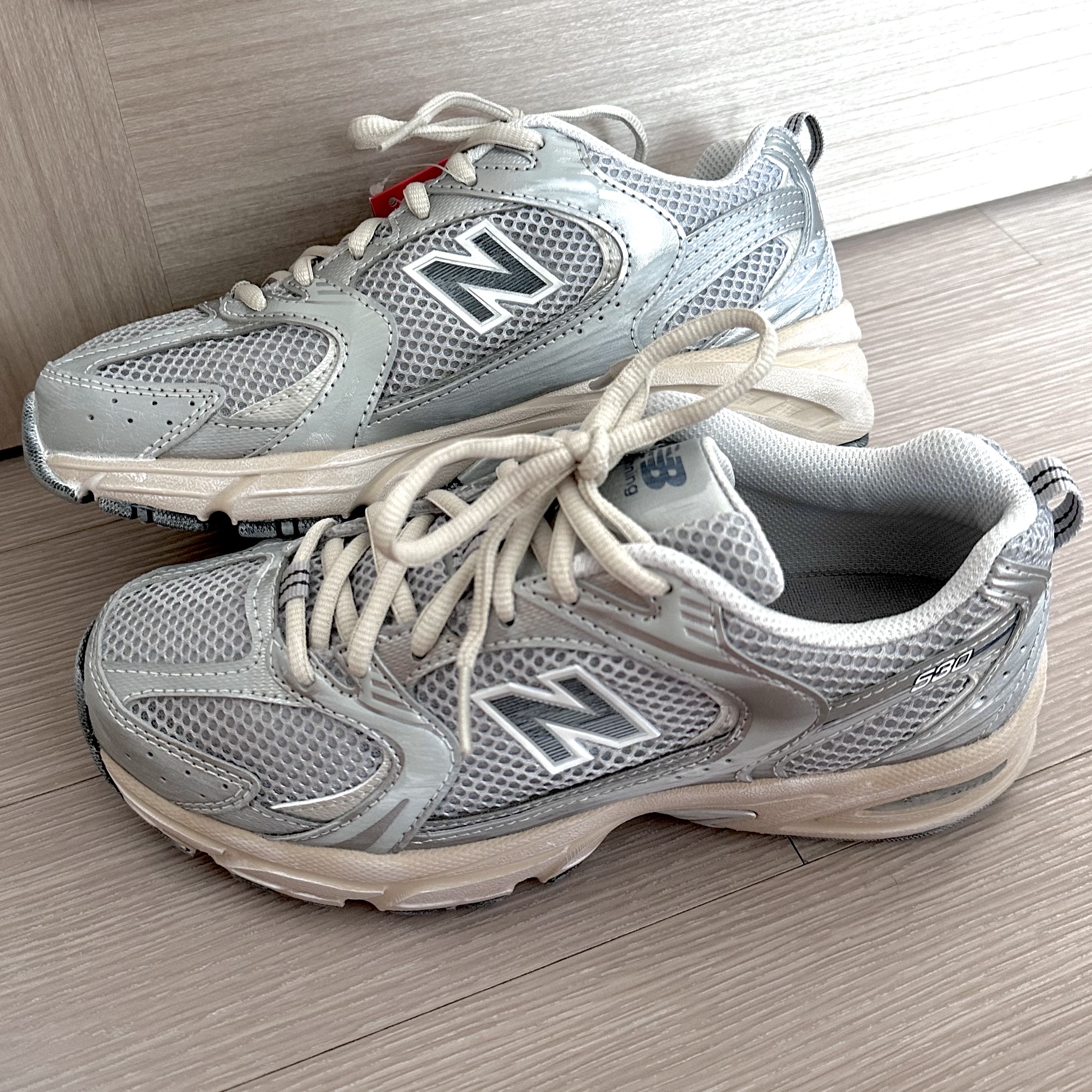 New Balance 530 Vintage Metallic Silver 착용 스타일