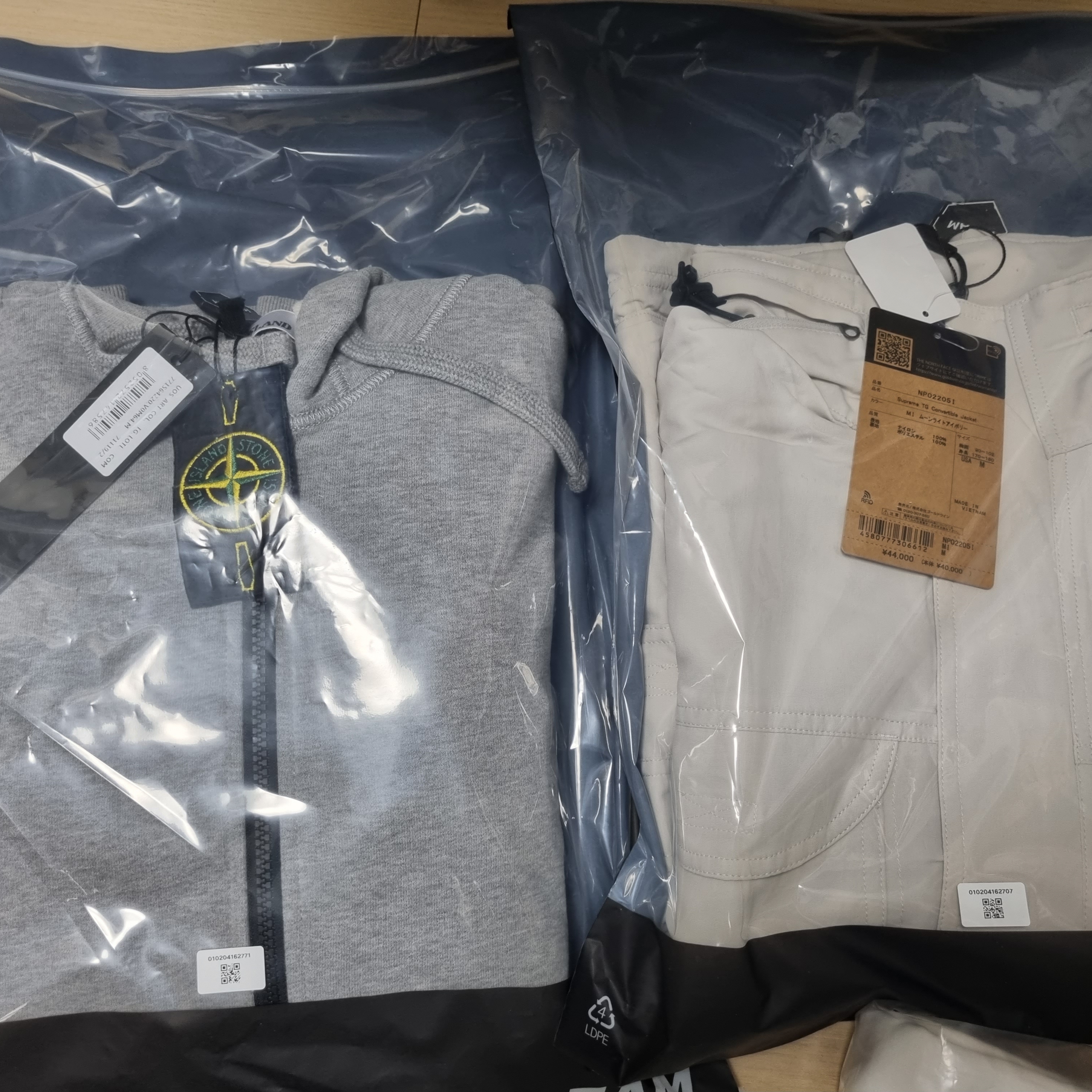 Stone Island 64220 Full Zip Hooded Sweatshirt Melange Grey - 22FW, Supreme x The North Face Trekking Convertible Jacket Stone - 22SS 착용 스타일
