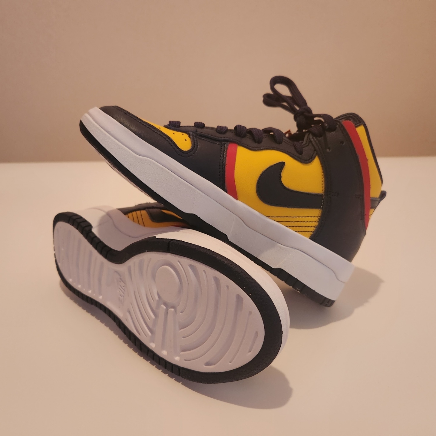 (W) Nike Dunk High Up Varsity Maize 착용 스타일 - 1