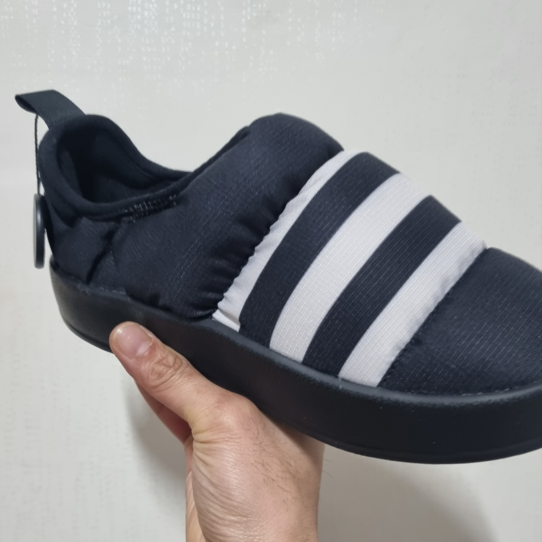 Adidas Puffylette Core Black 착용 스타일 - 2