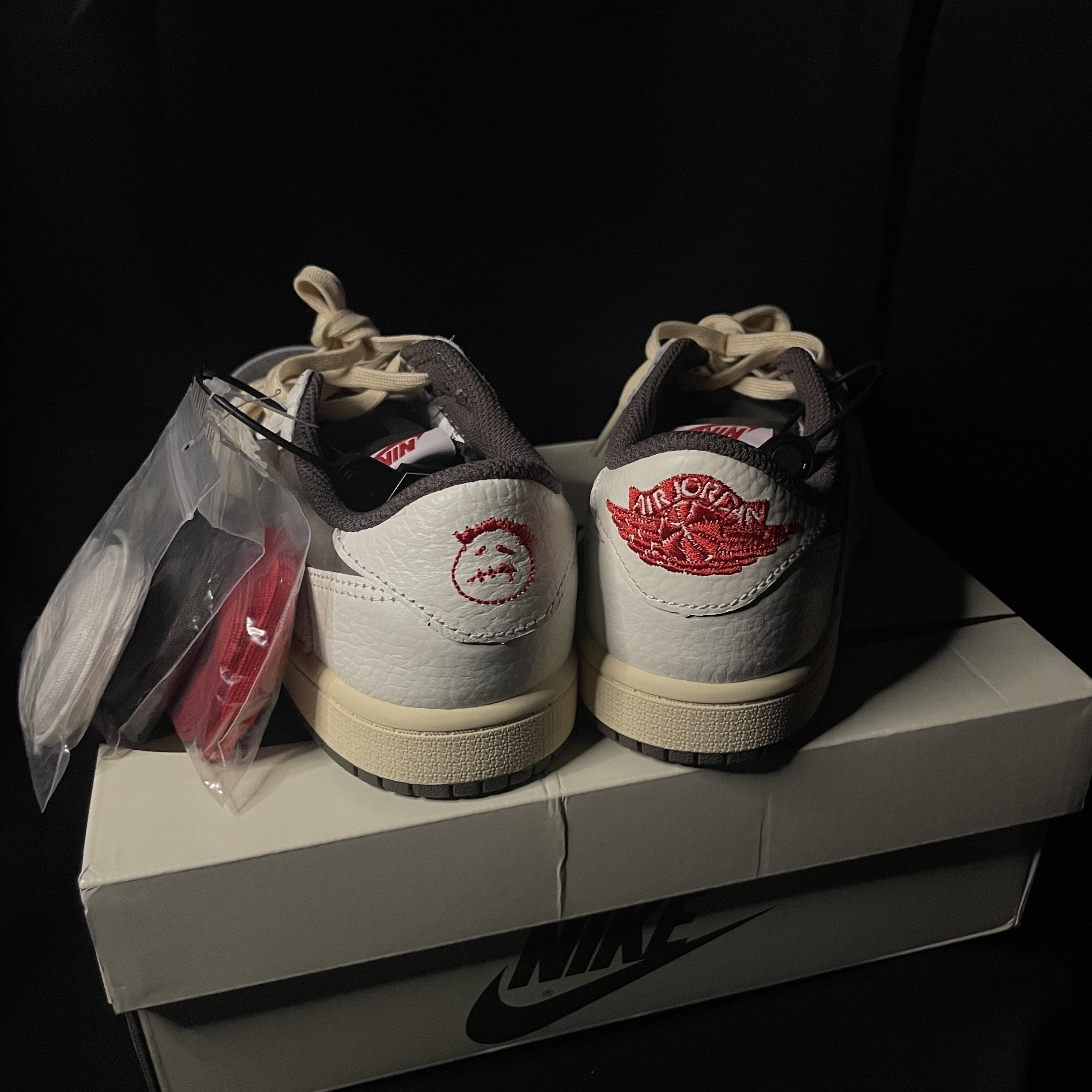 Jordan 1 x Travis Scott Retro Low OG SP Sail and Ridgerock, (PS) Jordan 1 x Travis Scott Retro Low OG SP Sail and Ridgerock 착용 스타일 - 2