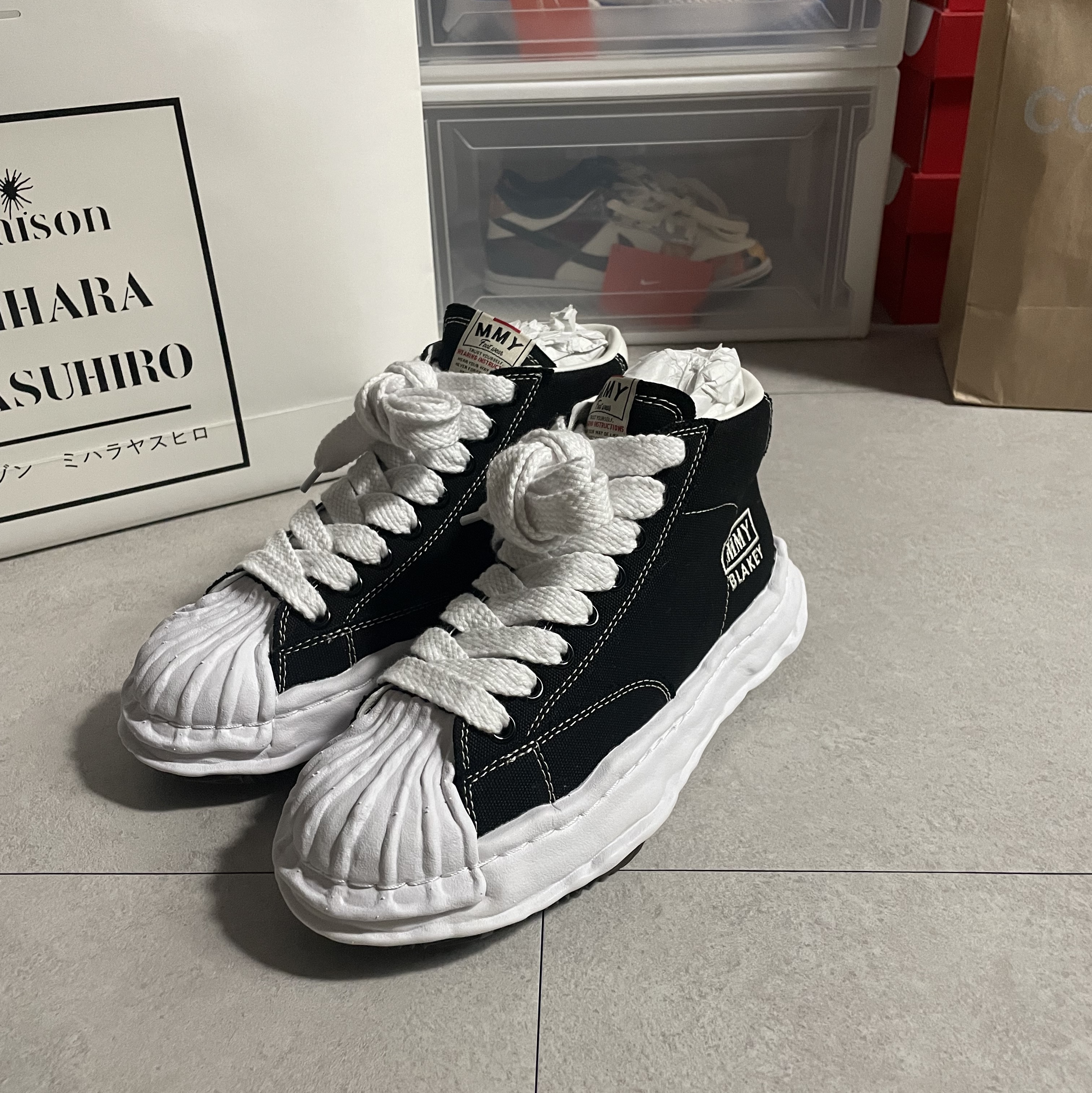 Maison Mihara Yasuhiro Blakey OG Sole Canvas High-top Sneakers Black 착용 스타일 - 1