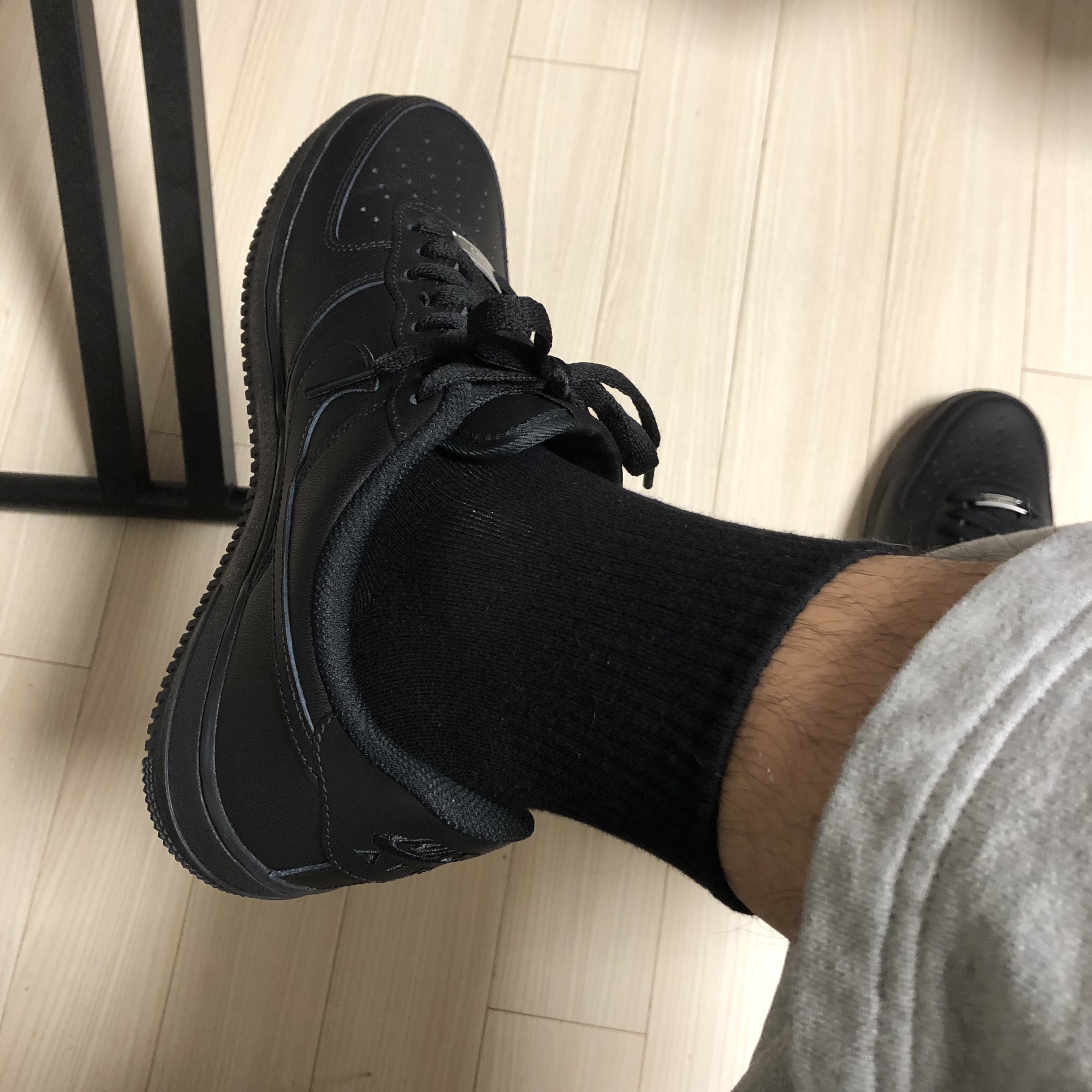 Nike Air Force 1 '07 Low Triple Black 착용 스타일 - 3