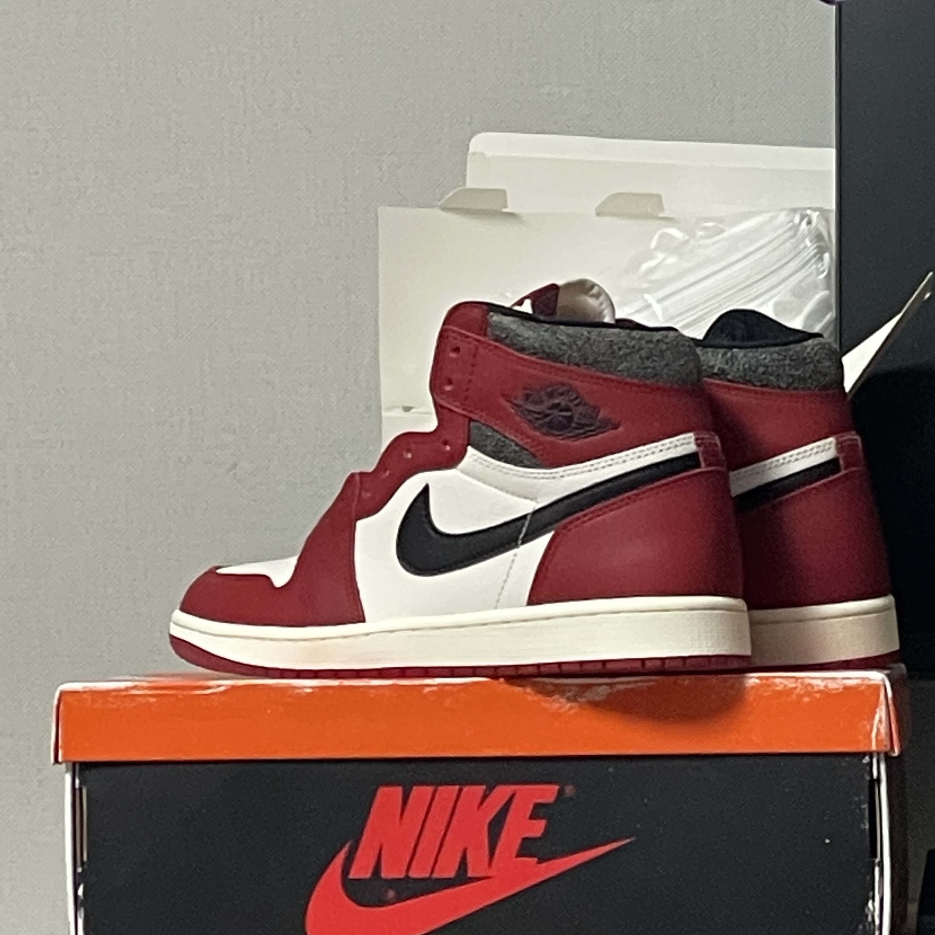Jordan 1 Retro High OG Chicago 2022, Jordan 1 Mid Light Smoke Grey 착용 스타일 - 1