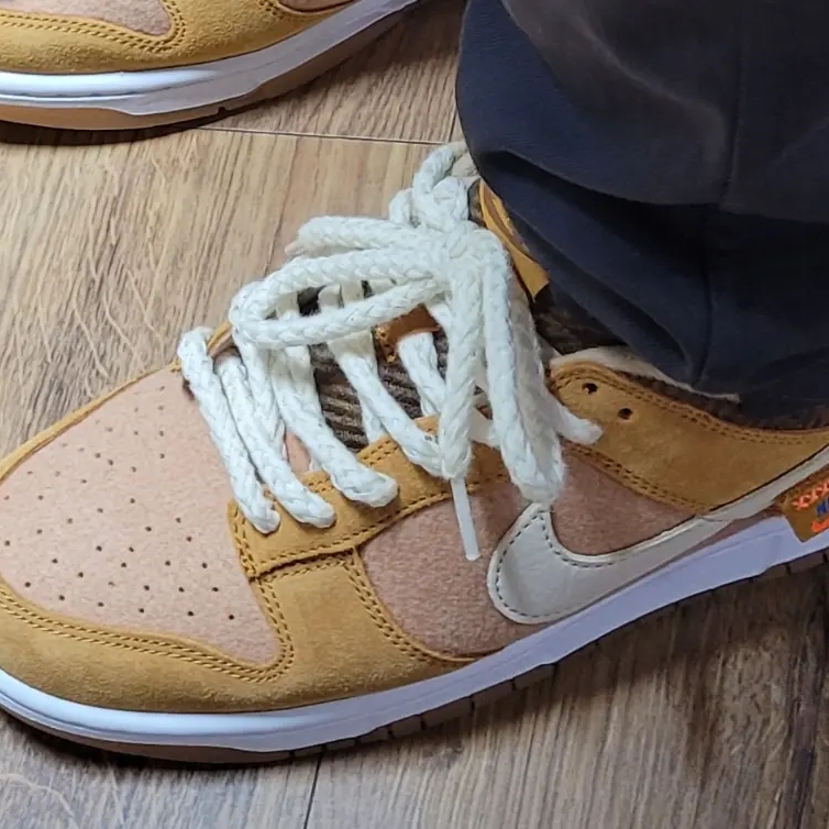 Nike Dunk Low SE Praline Desert Ochre 착용 스타일 - 2