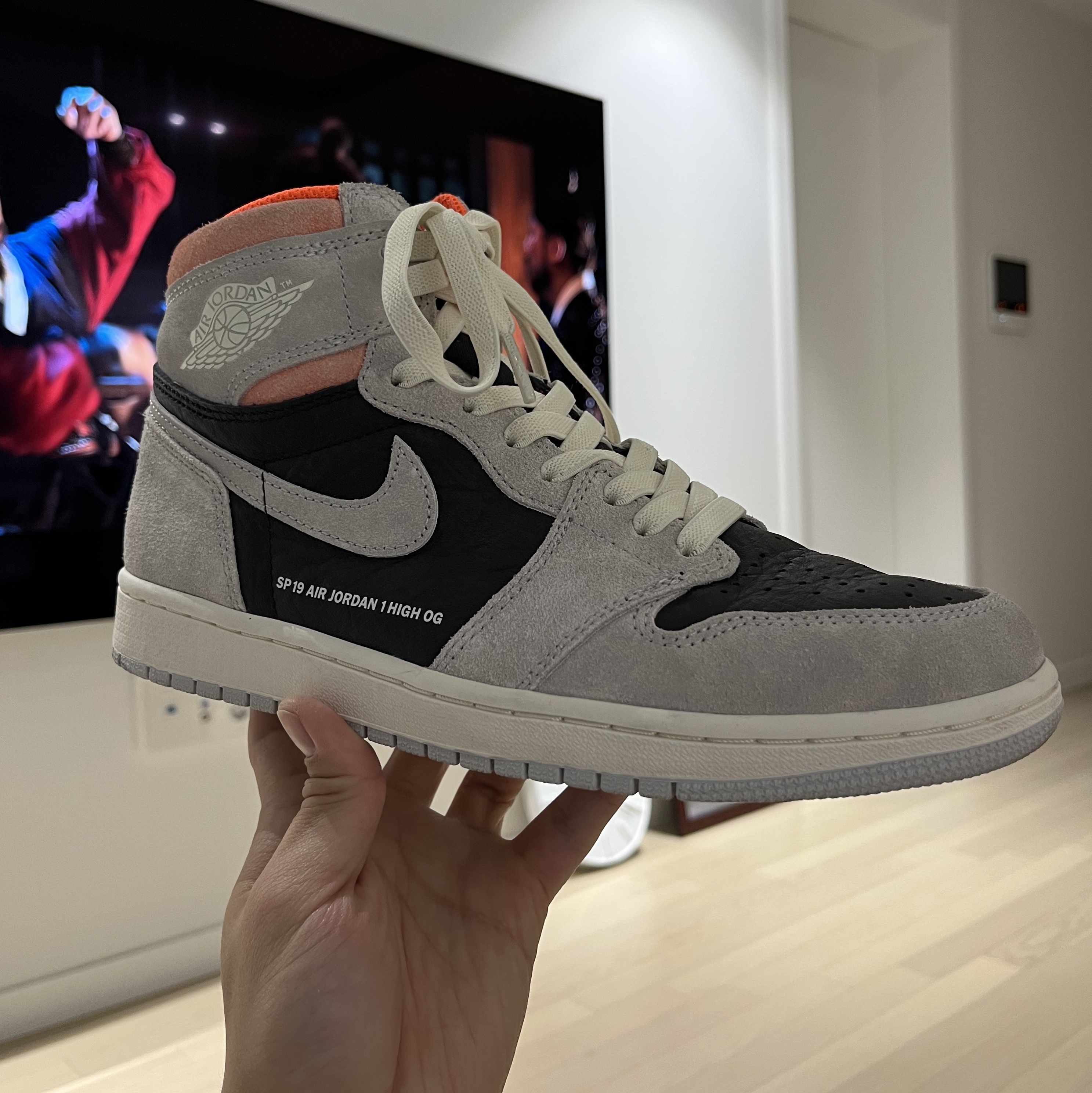 Jordan 1 Retro High Neutral Grey Hyper Crimson 착용 스타일 - 4