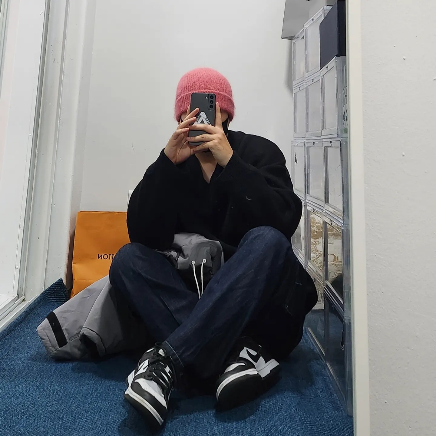 Nike Dunk Low Retro Black, Jordan 1 x Travis Scott x Fragment Retro Low OG SP Military Blue 착용 스타일 - 1