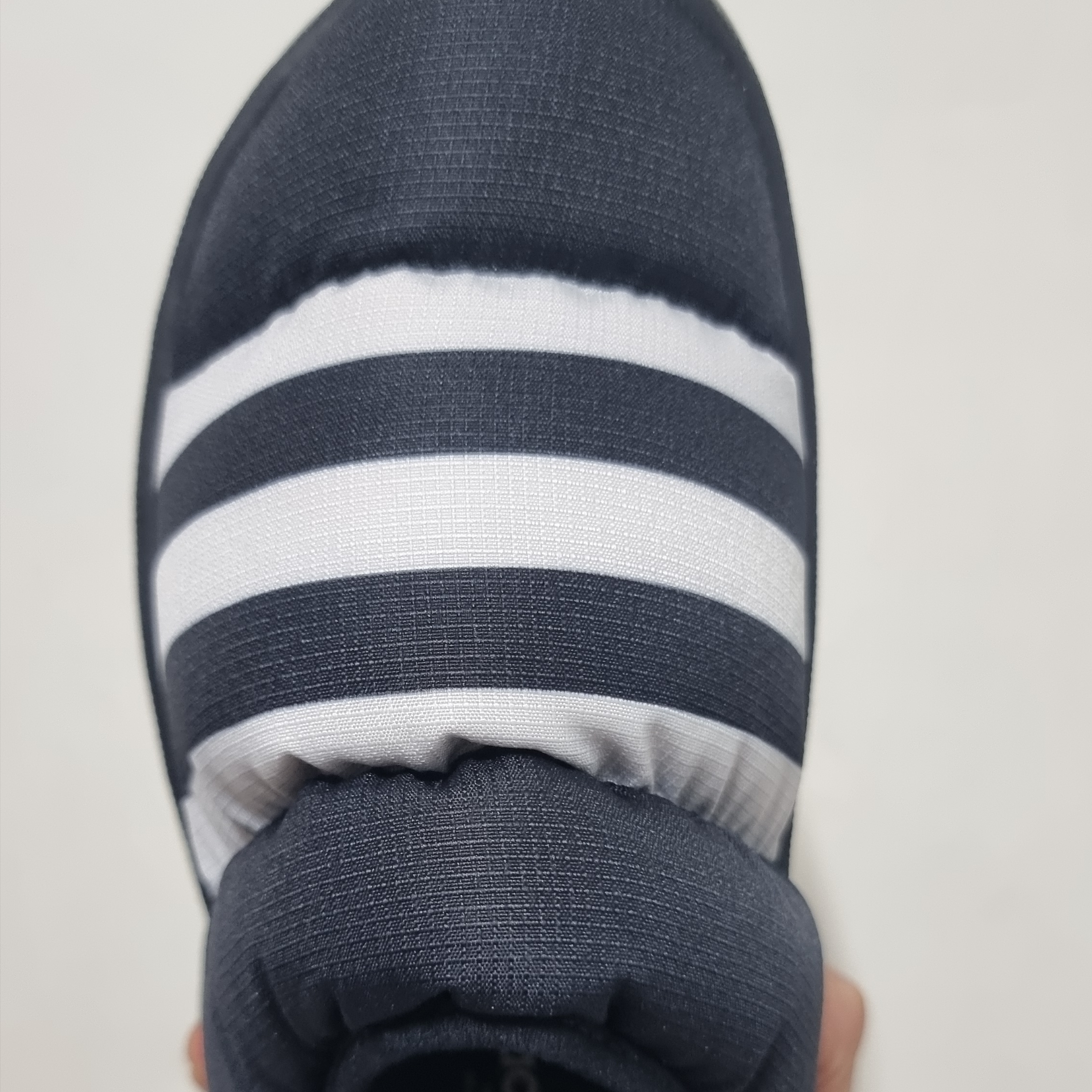 Adidas Puffylette Core Black 착용 스타일 - 3