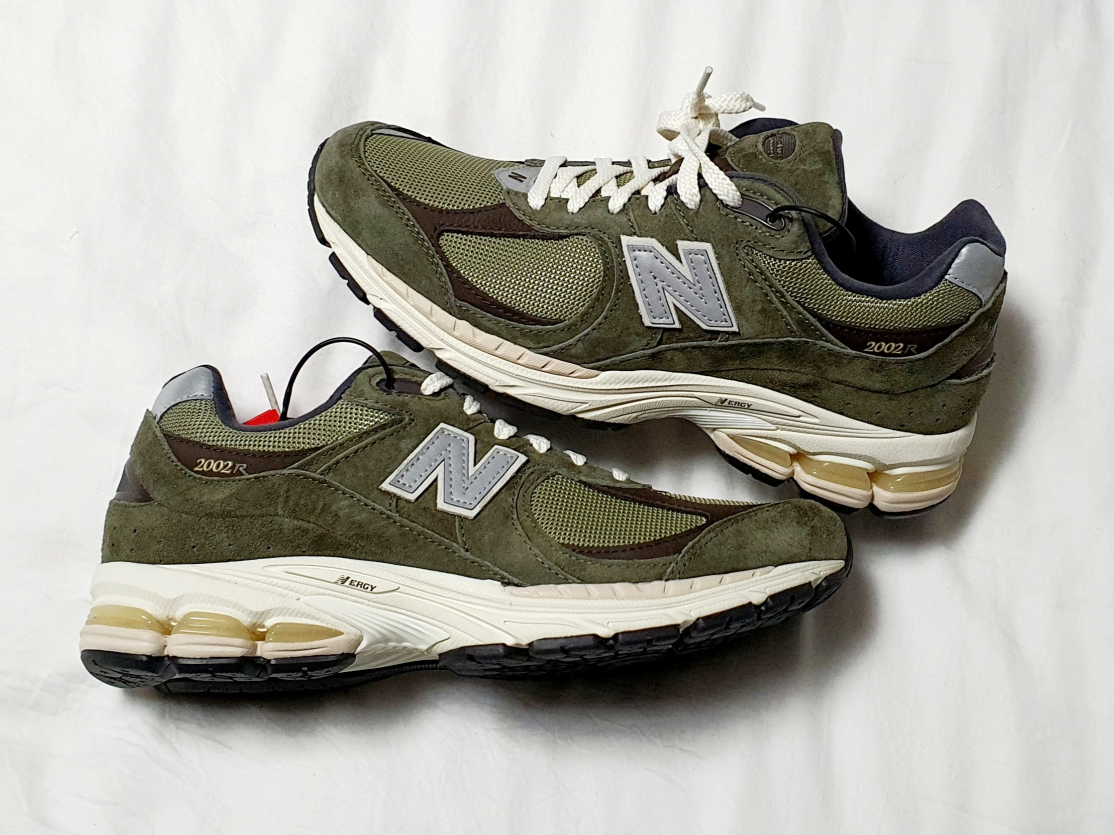 New Balance 2002R Special Vintage Khaki 착용 스타일 - 3