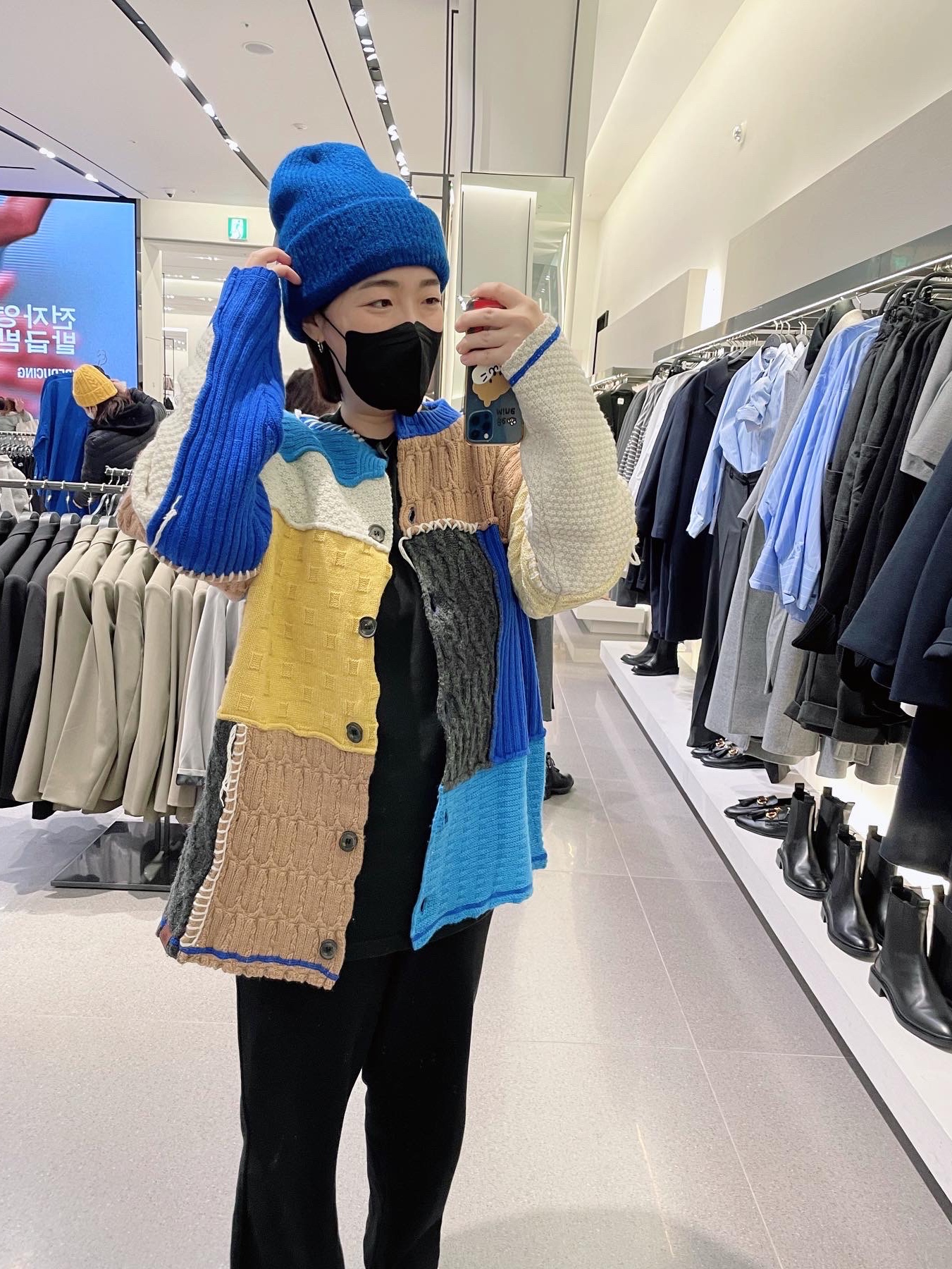 Zara x Ader Error Patchwork Oversize Knit Cardigan Multicolor, Jordan 1 x Travis Scott x Fragment Retro Low OG SP Military Blue 착용 스타일 - 1