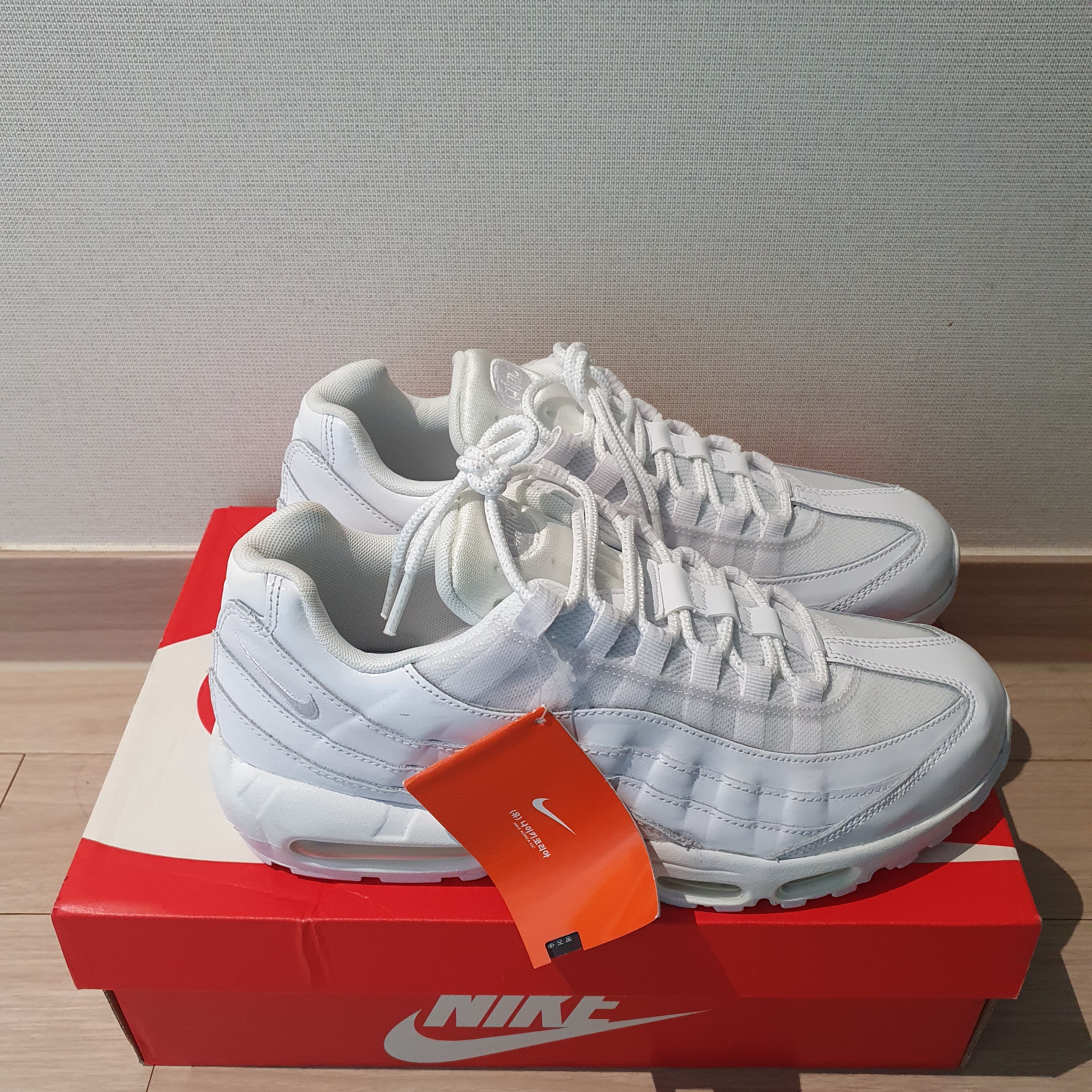 (W) Nike Air Max 95 Triple White 착용 스타일 - 3
