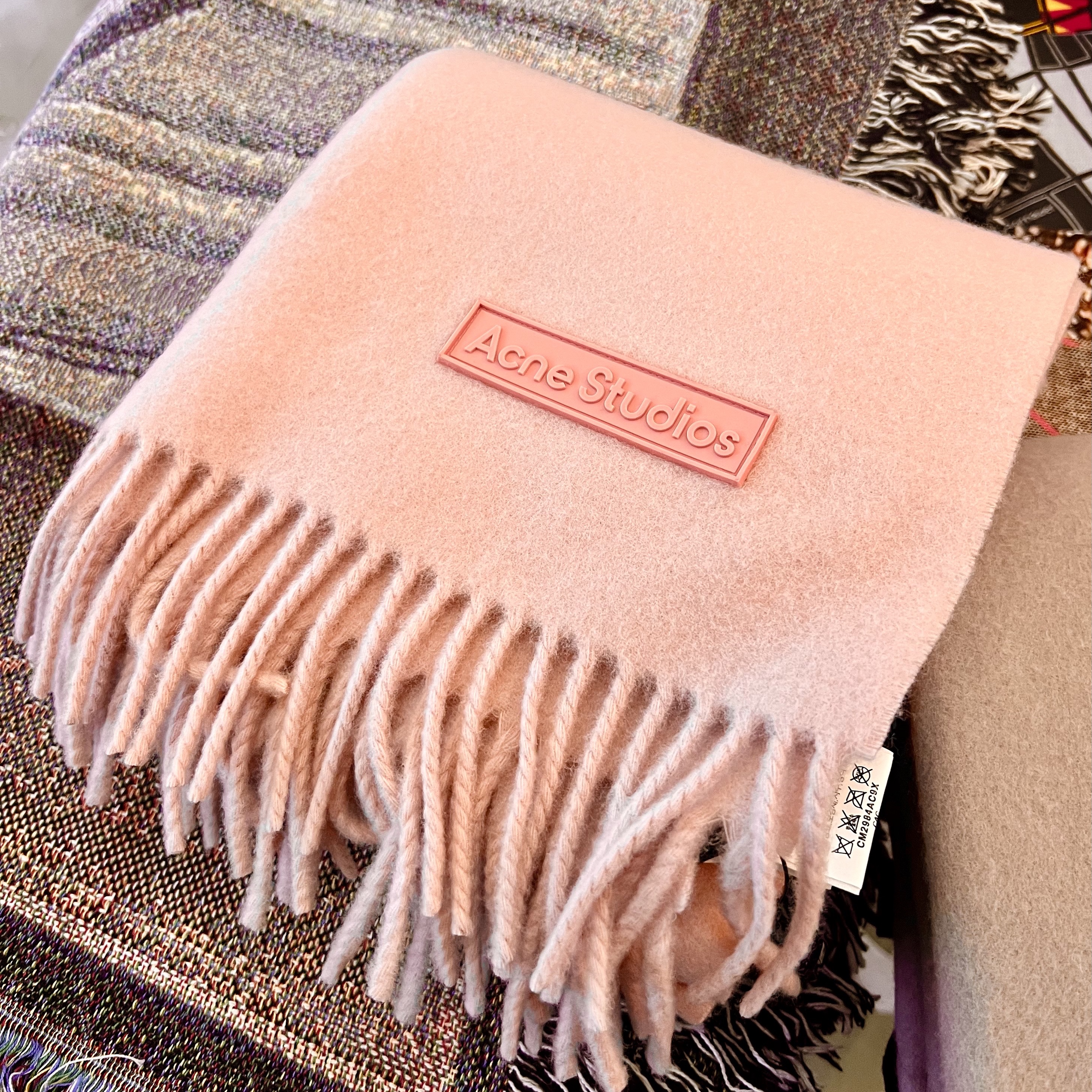 Acne Studios Wool Fringe Muffler Pink 착용 스타일