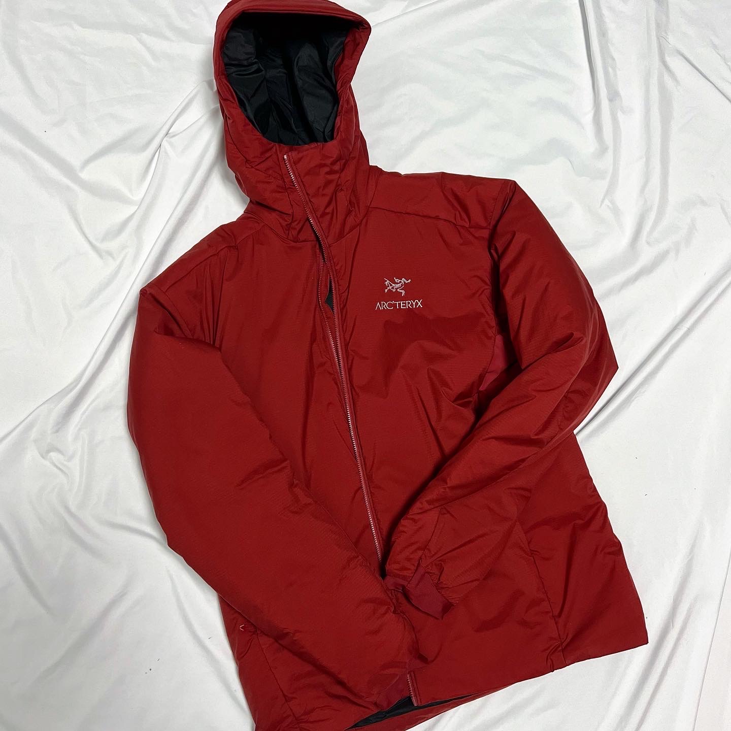 Arc'teryx Atom AR Hoody Black, Asics x JJJJound Gel-Kayano 14 Silver White 착용 스타일 - 5