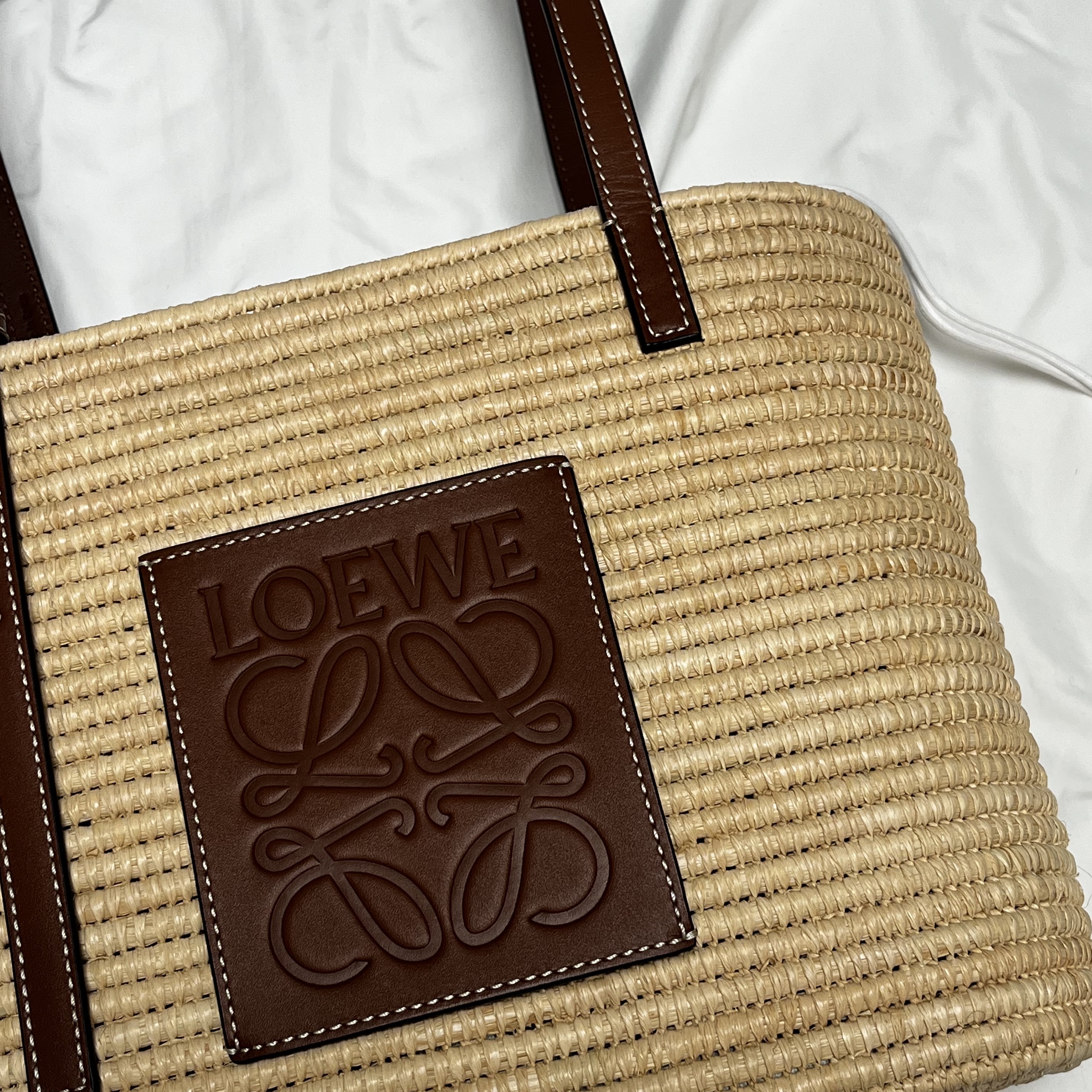 Loewe Small Square Basket Bag in Raffia and Calfskin Natural Pecan, Burberry Classic Check Cashmere Muffler Archive Beige 착용 스타일 - 2