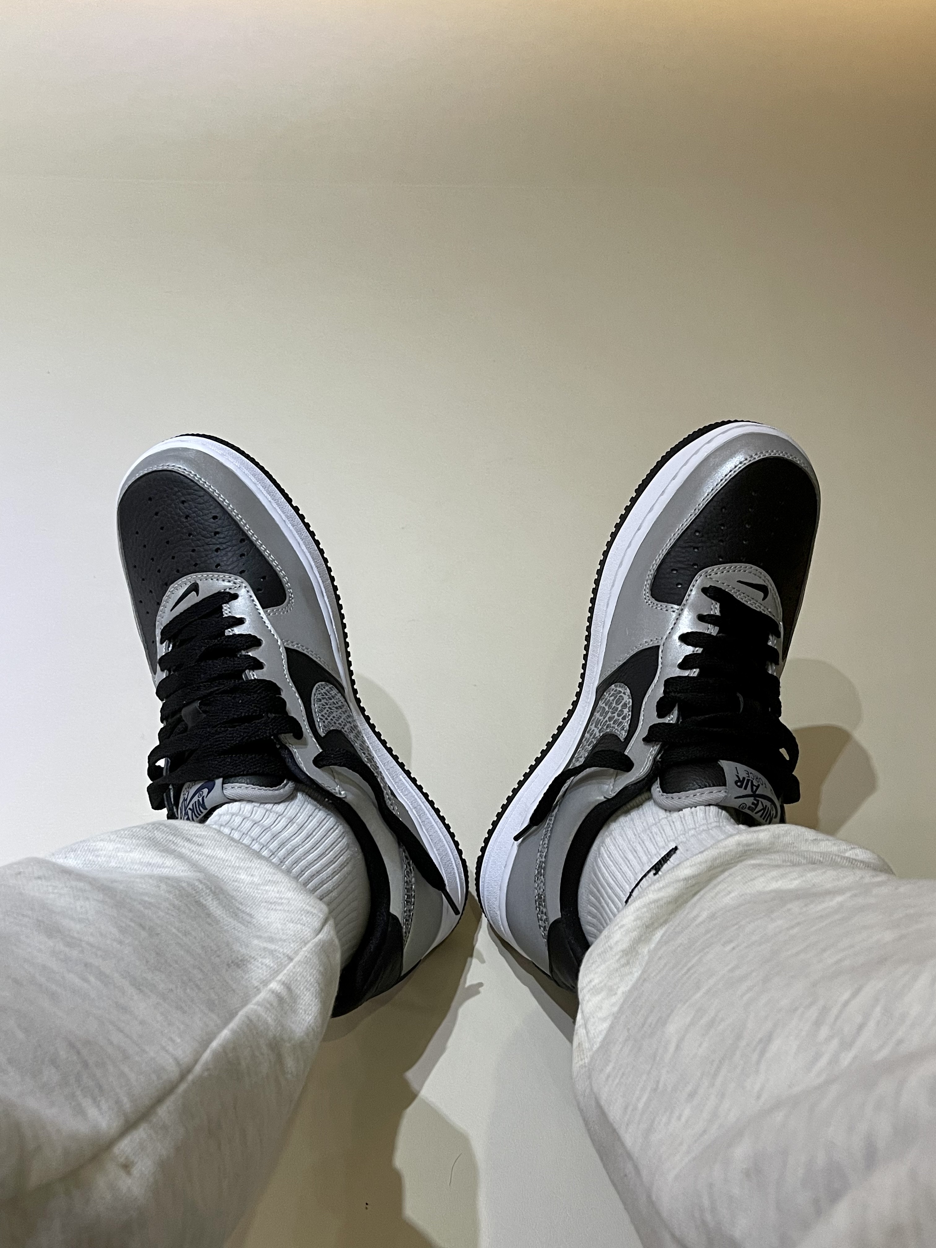 Nike Air Force 1 B Silver Snake 착용 스타일 - 1