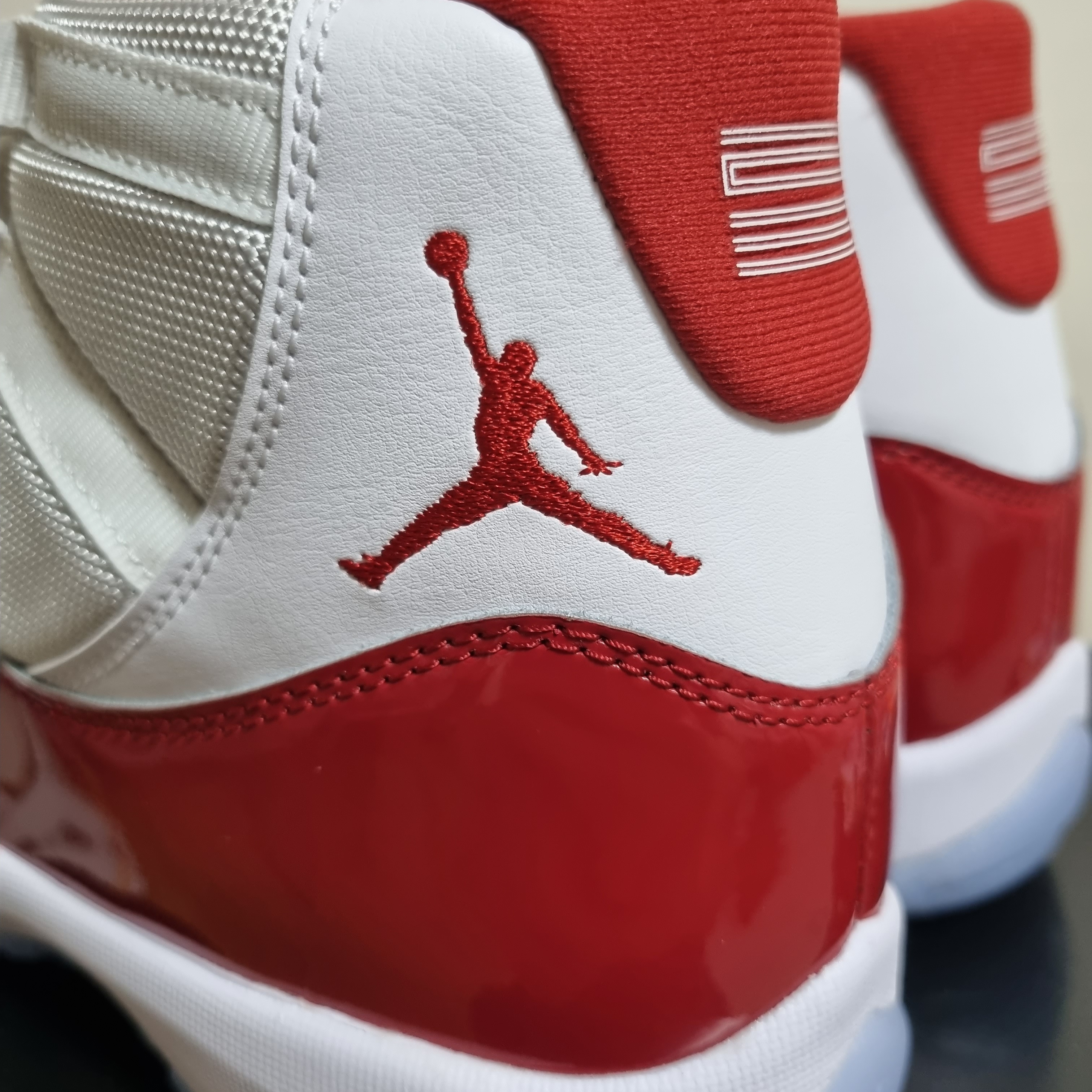 Jordan 11 Retro Varsity Red 착용 스타일 - 3