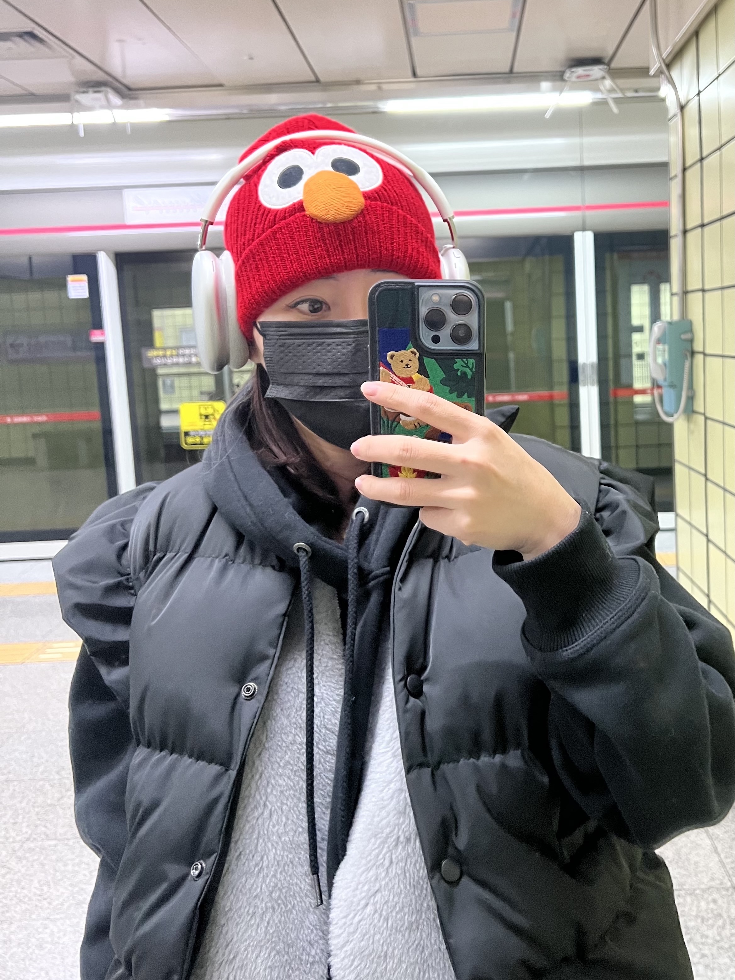 Apple AirPods Max Lightning Silver (Korean Ver.), Nike Air Force 1 '07 LV8 Low 1 Triple Red 착용 스타일 - 3