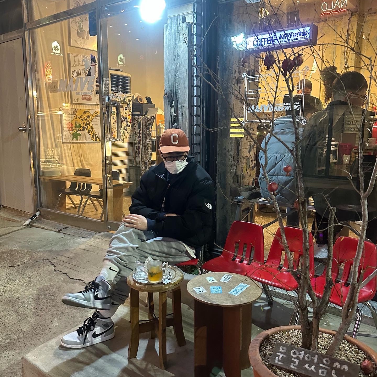 Jordan 1 Mid Light Smoke Grey, The North Face White Label Neo Nuptse Down Jacket Black 착용 스타일