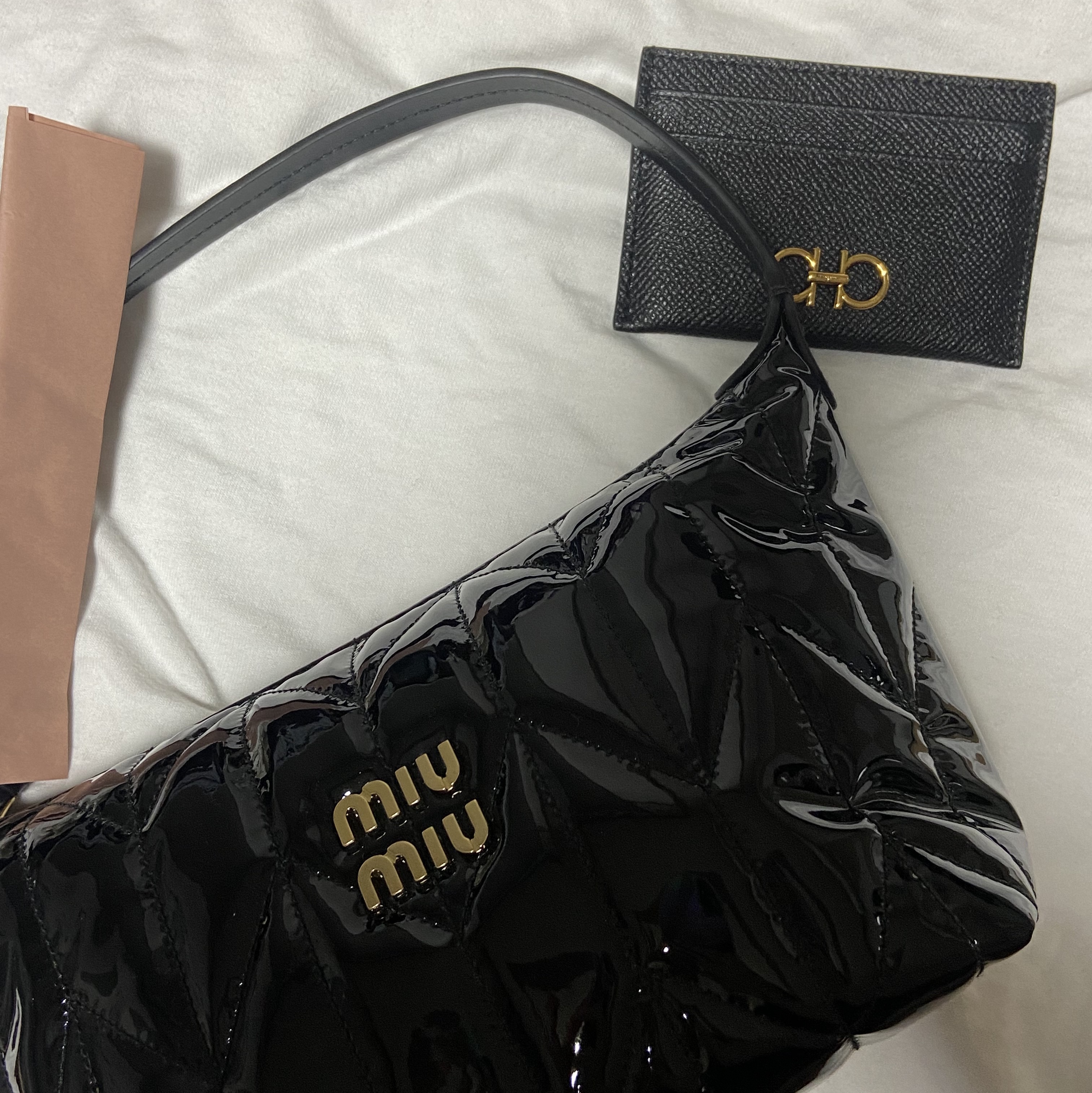 Miu Miu Spirit Matelasse Patent Leather Mini Bag Black, Ferragamo Gancini Credit Card Holder Black 착용 스타일