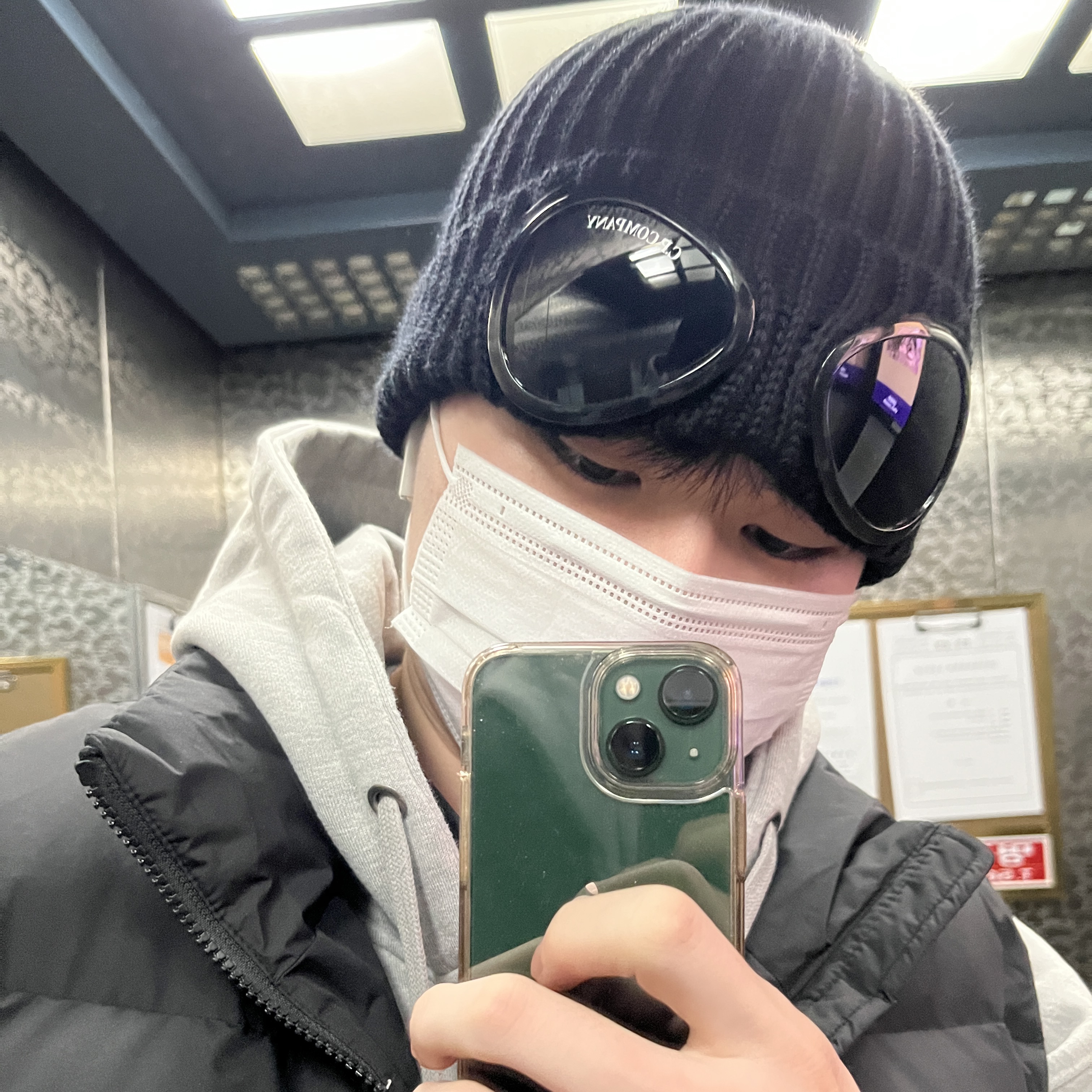 C.P. Company Extra Fine Merino Wool Goggle Beanie Black 착용 스타일 - 2
