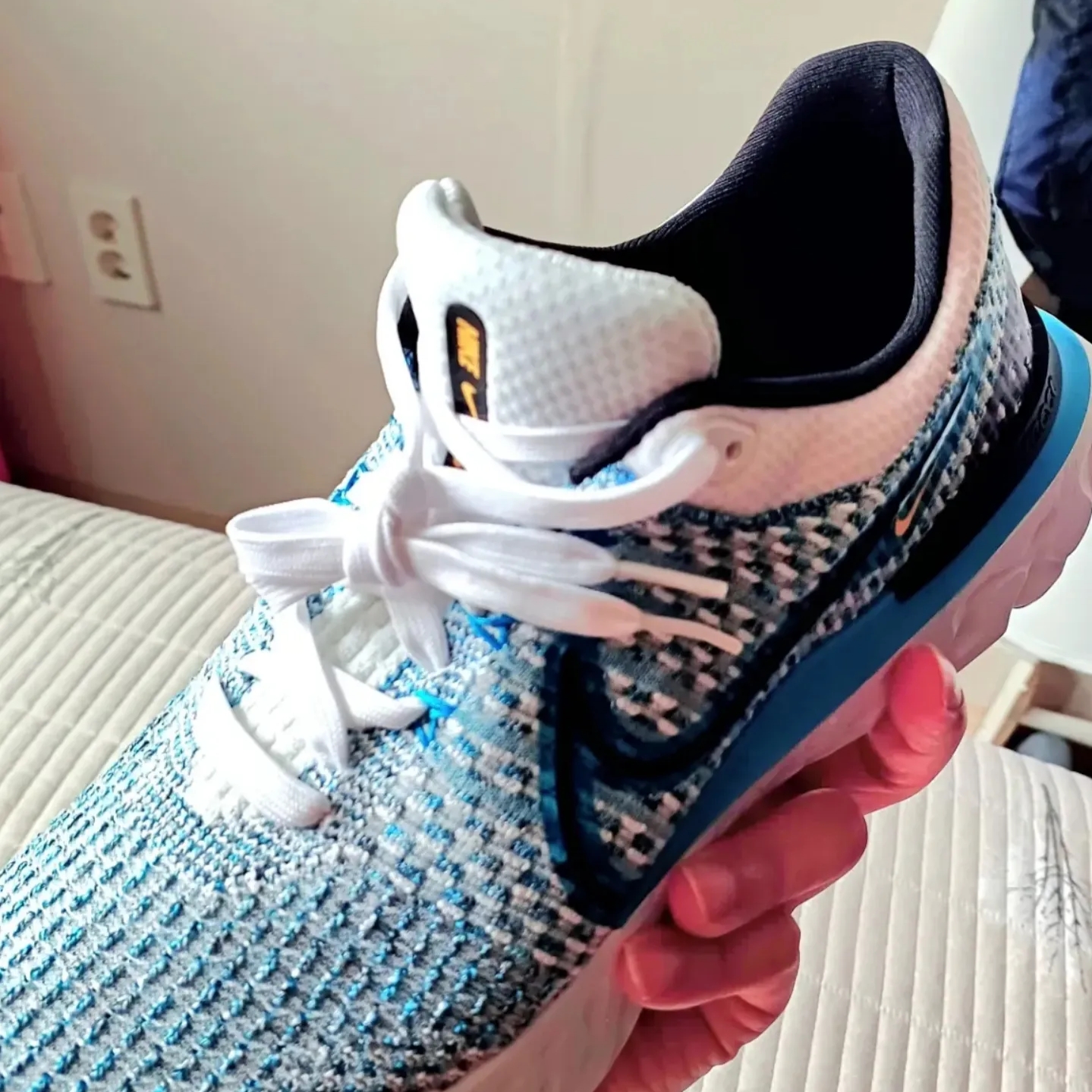 Nike React Infinity Run Flyknit 3 Triple Black, Nike React Infinity Run Flyknit 3 White Blue Orbit 착용 스타일 - 3