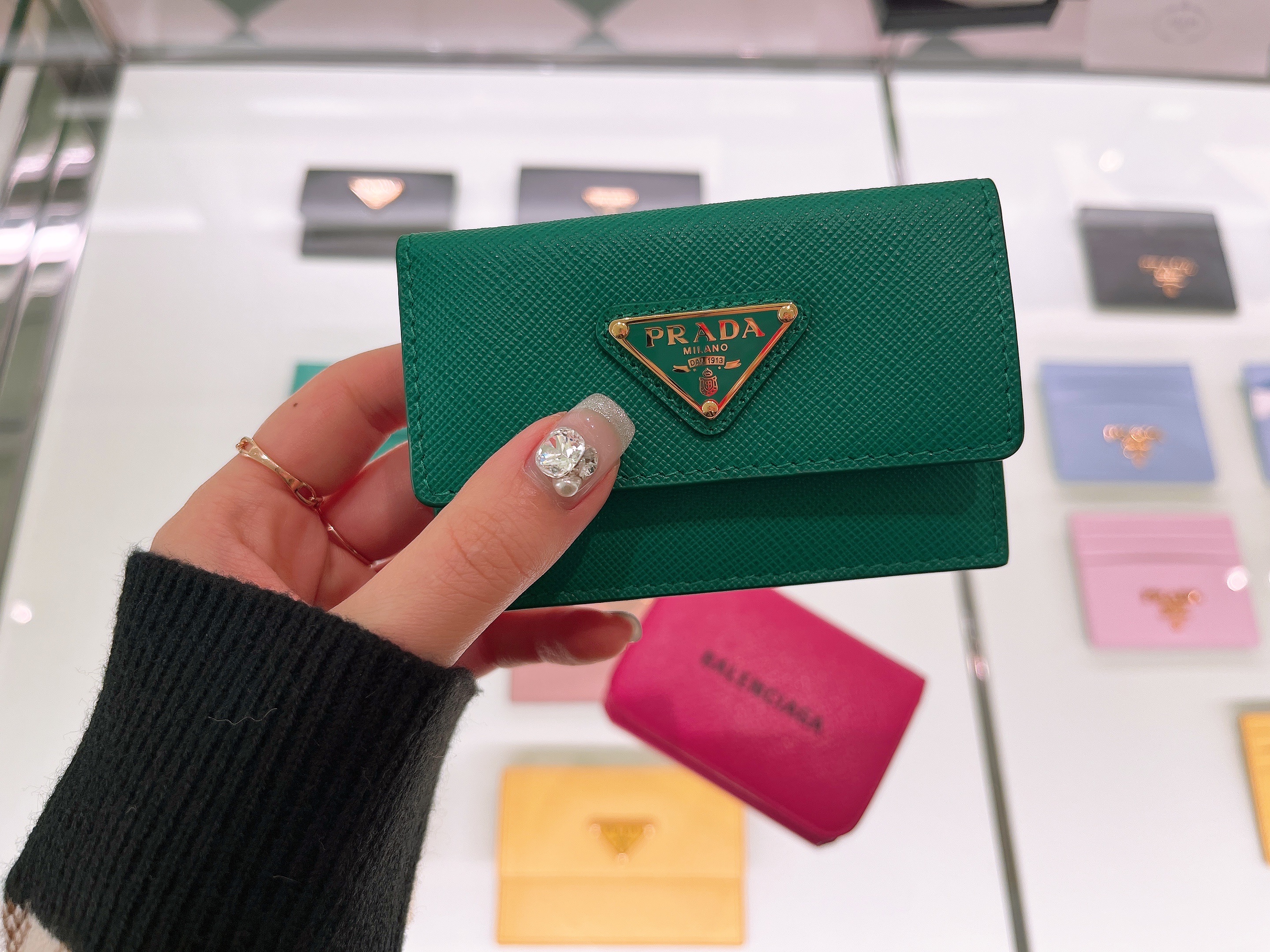 Prada Saffiano Leather Card Holder Black, Balenciaga Cash Mini Wallet Black 착용 스타일 - 3