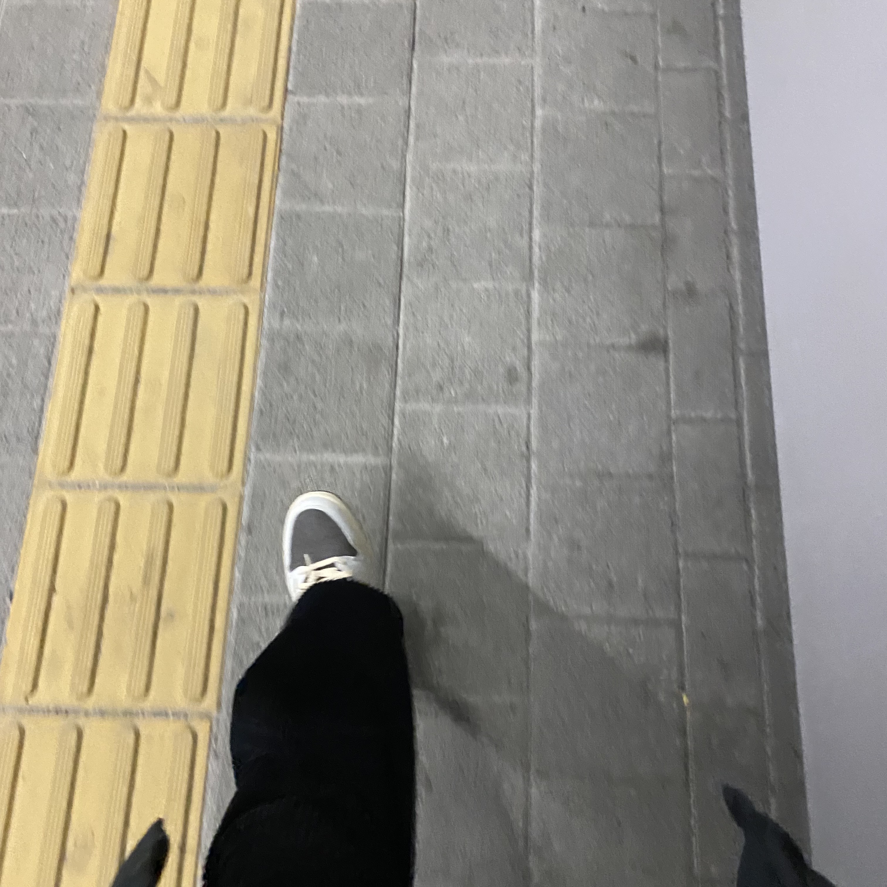 Jordan 1 x Travis Scott Retro Low OG SP Sail and Ridgerock 착용 스타일 - 1