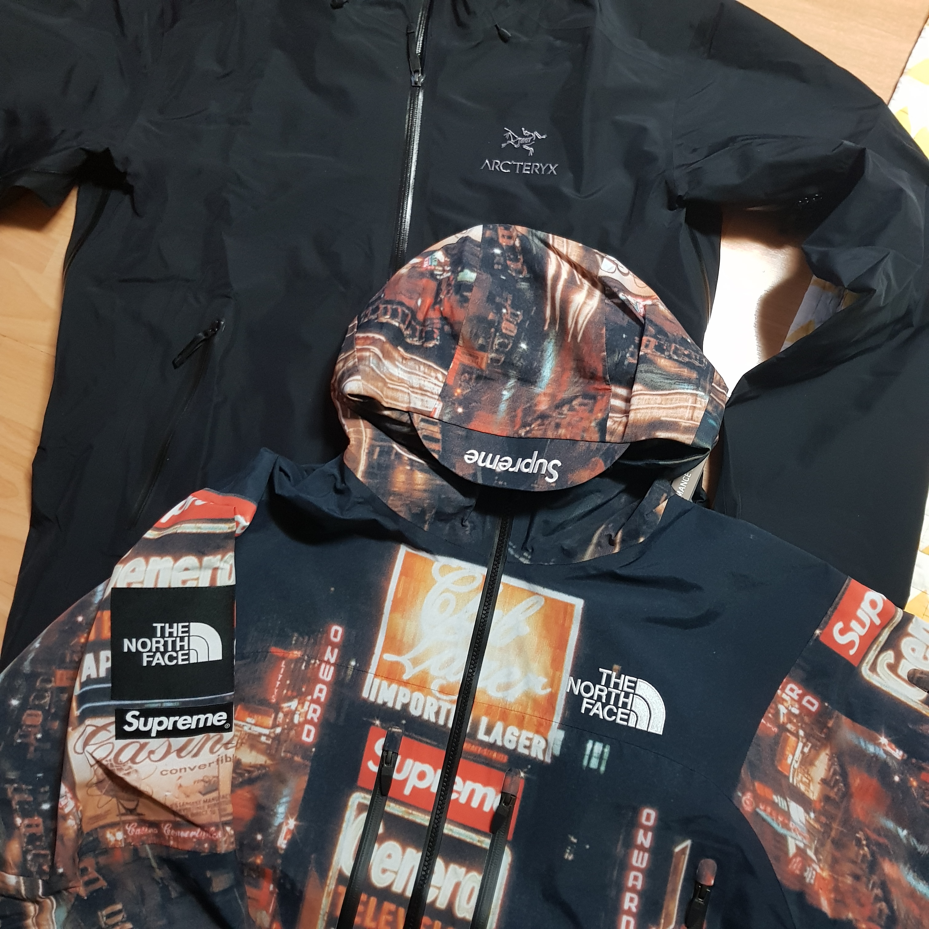Supreme x The North Face Taped Seam Shell Jacket Times Square - 22FW, Arc'teryx Beta LT Jacket Black 착용 스타일 - 2