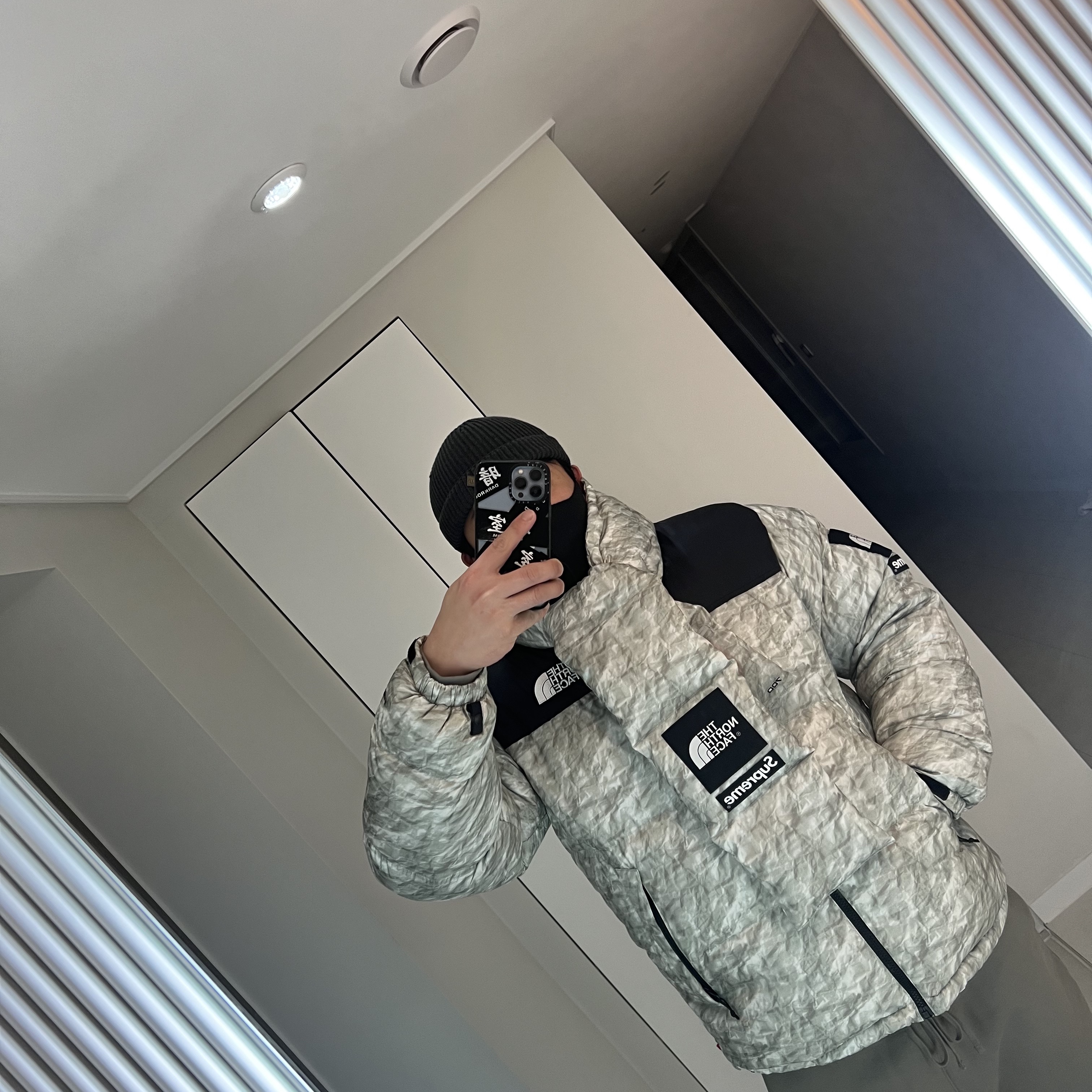 Supreme x The North Face Paper Print Nuptse Jacket - 19FW, Supreme x The North Face Paper Print 700-Fill Down Scarf 착용 스타일
