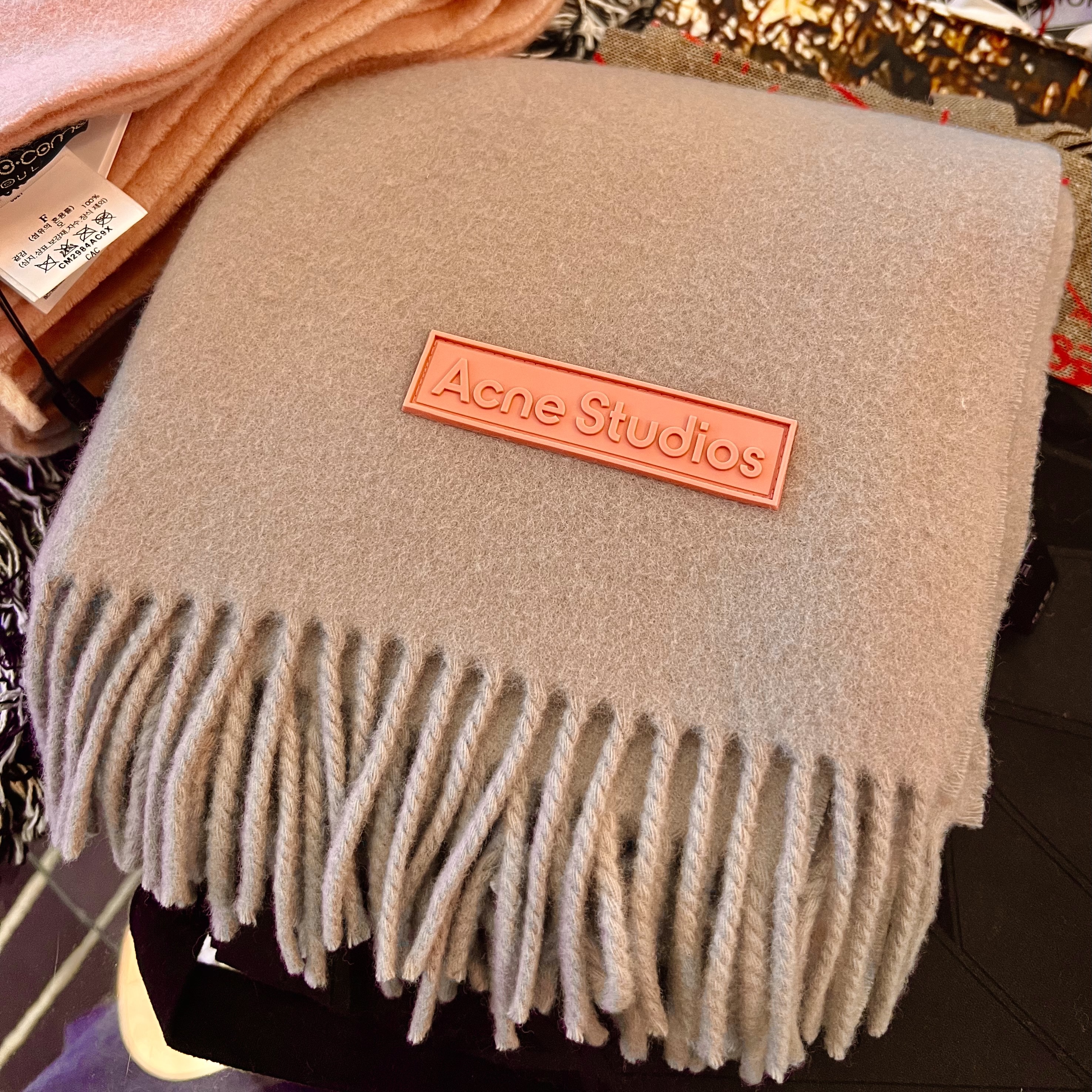 Acne Studios Wool Fringe Muffler Dusty Grey 착용 스타일