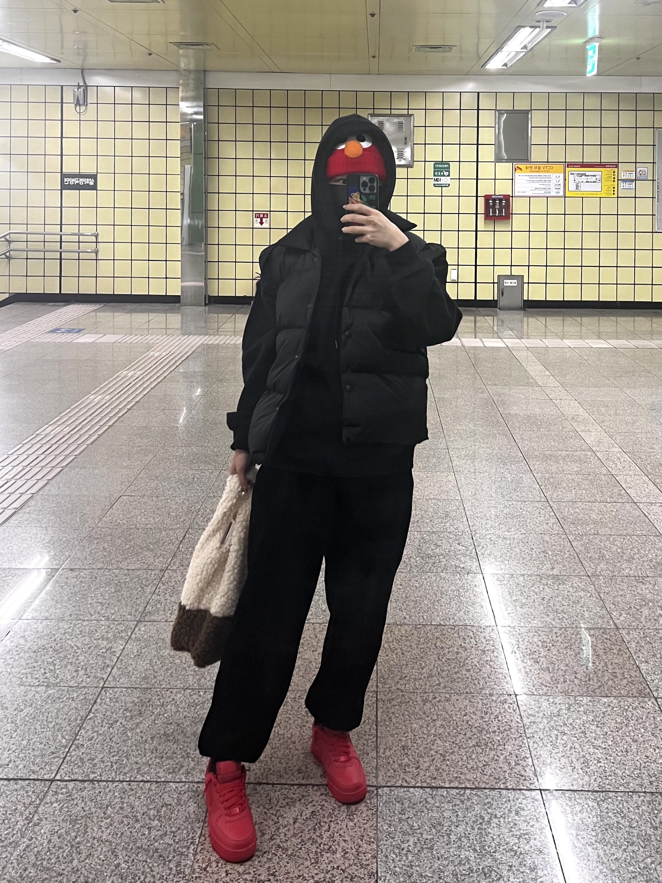 Apple AirPods Max Lightning Silver (Korean Ver.), Nike Air Force 1 '07 LV8 Low 1 Triple Red 착용 스타일 - 4